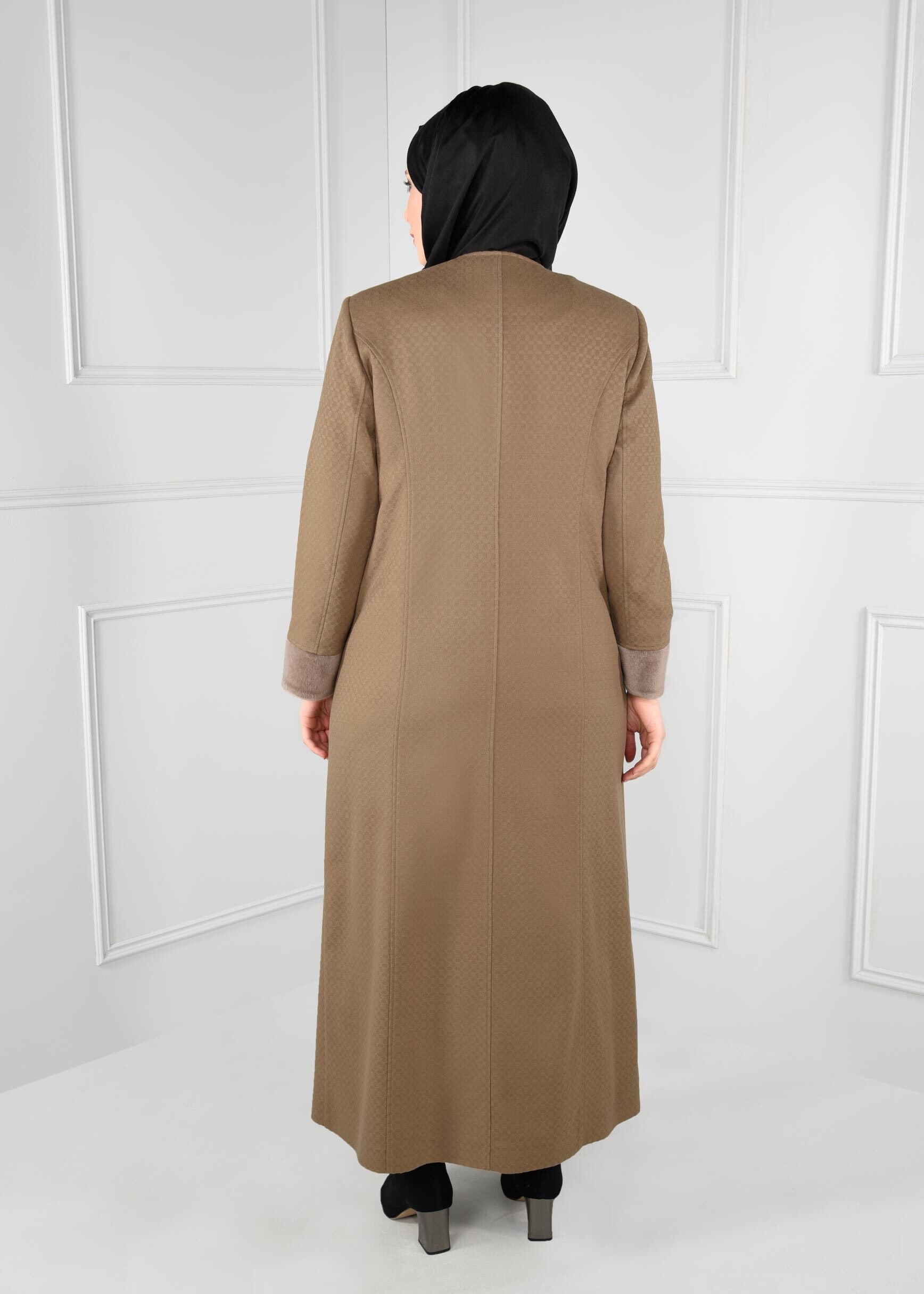 Tesettür giyim KAHVE KRUVAZE KÜRK DETAYLI CEPLİ MANTO 9724