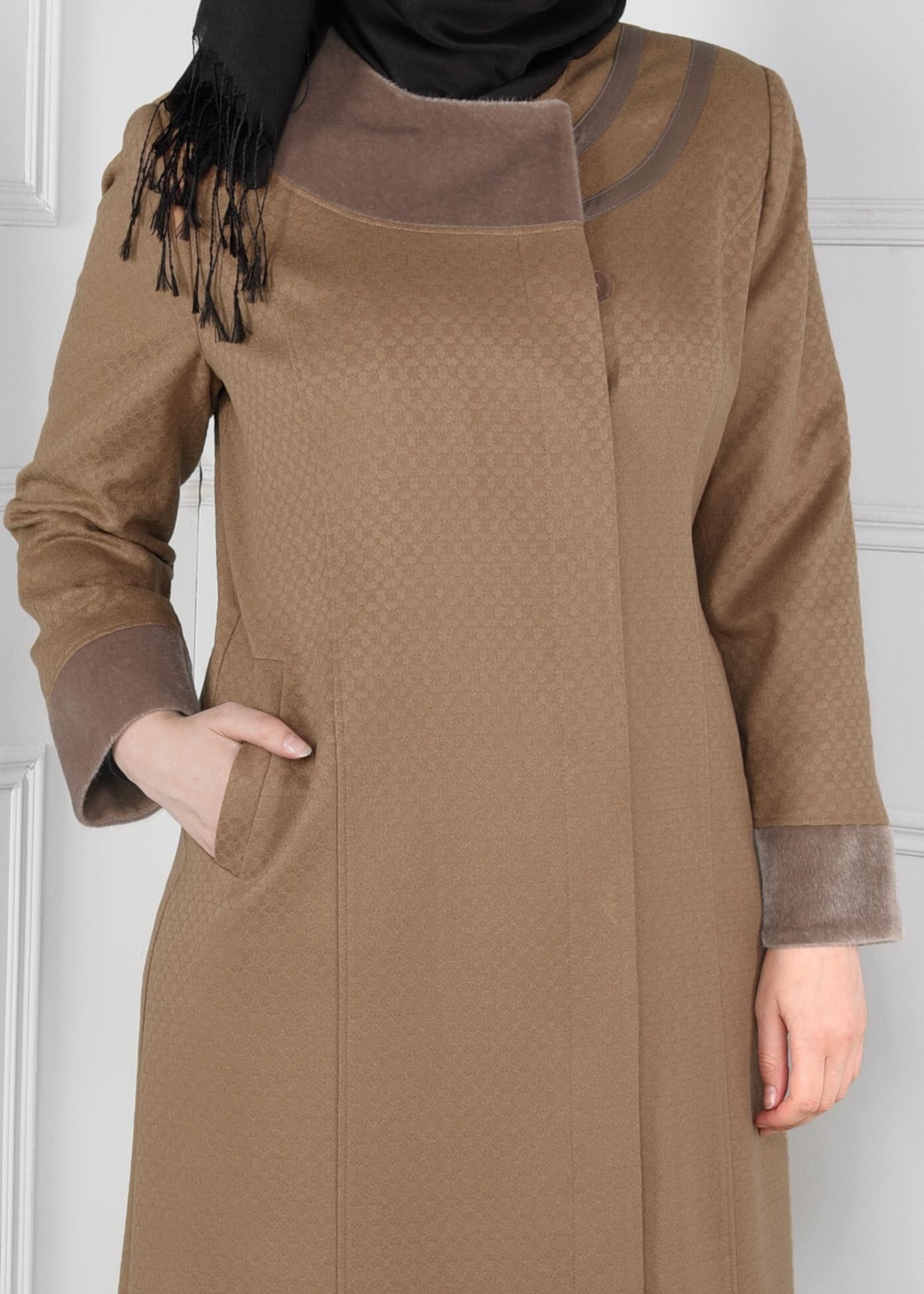 Tesettür giyim KAHVE KRUVAZE KÜRK DETAYLI CEPLİ MANTO 9724