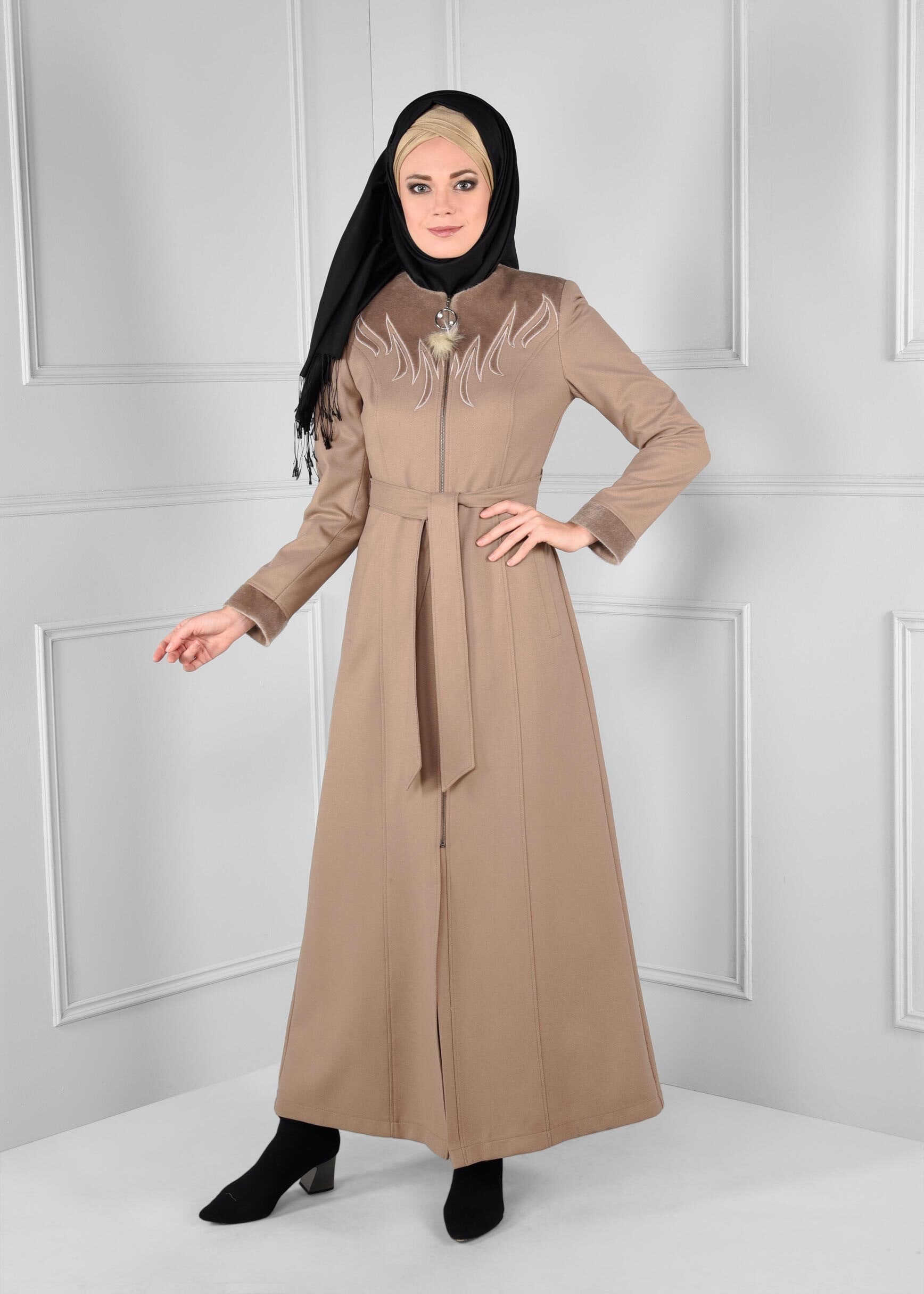Tesettür giyim BEJ KUŞAKLI FERMUARLI MANTO 9725