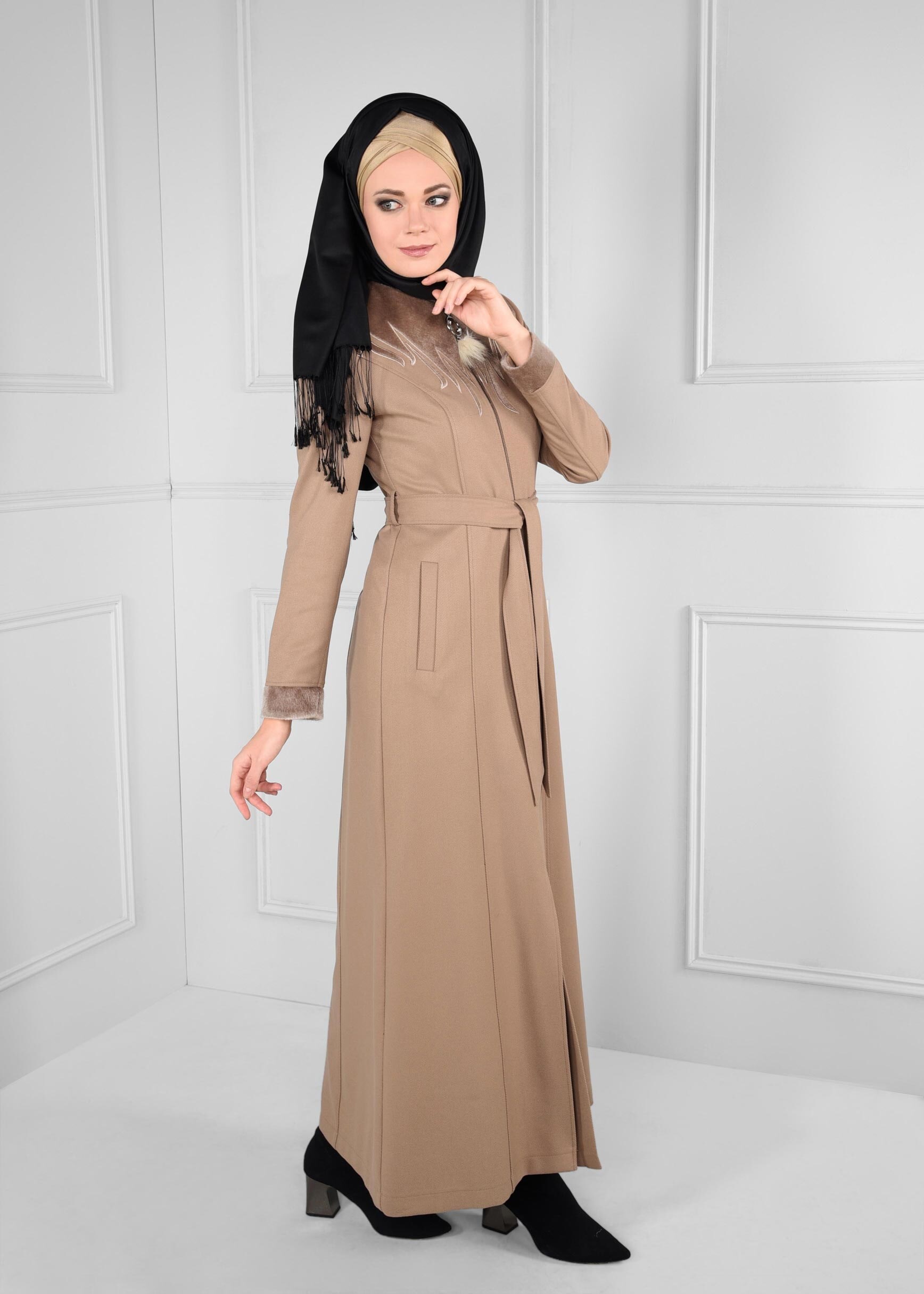 Tesettür giyim BEJ KUŞAKLI FERMUARLI MANTO 9725