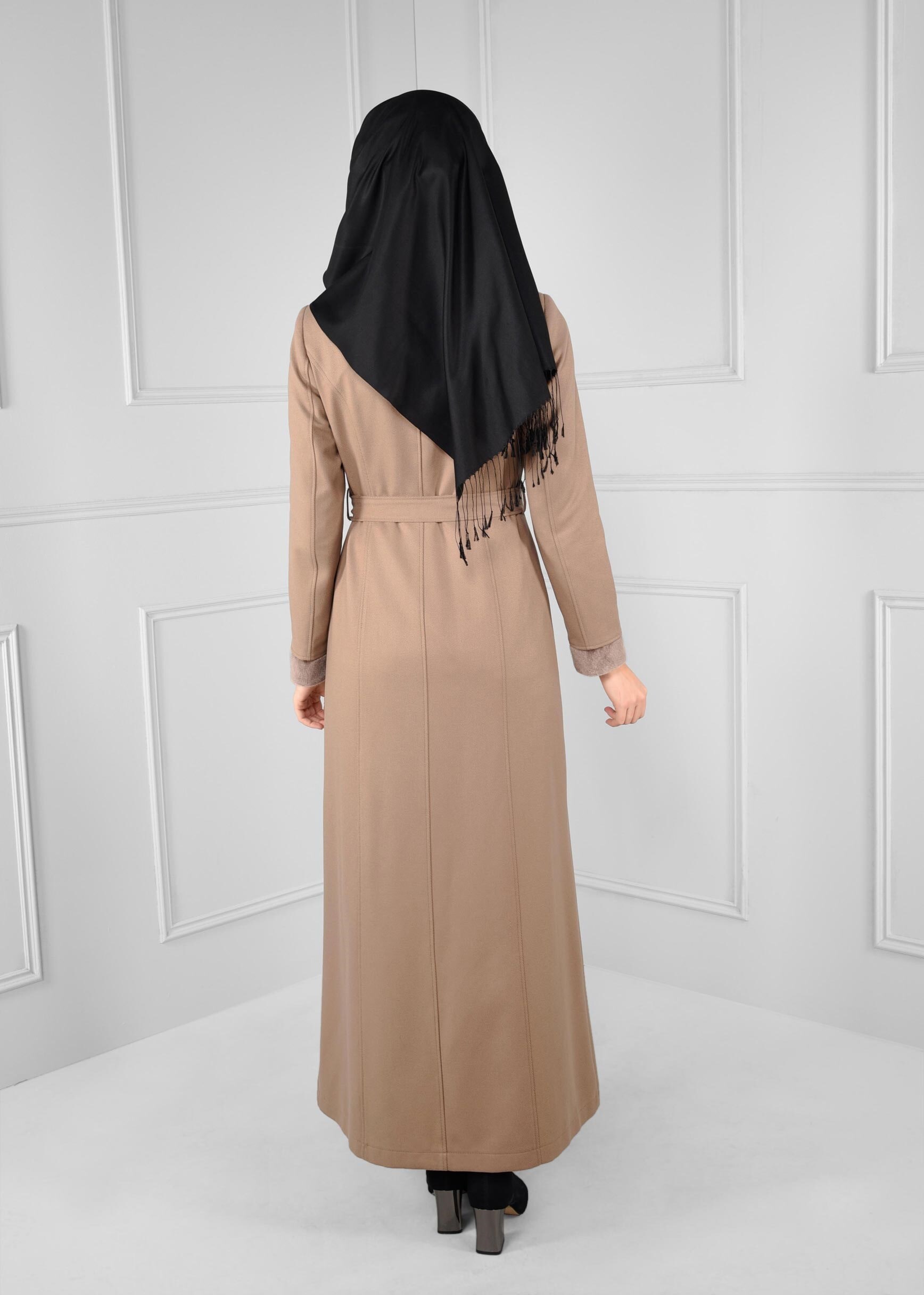 Tesettür giyim BEJ KUŞAKLI FERMUARLI MANTO 9725