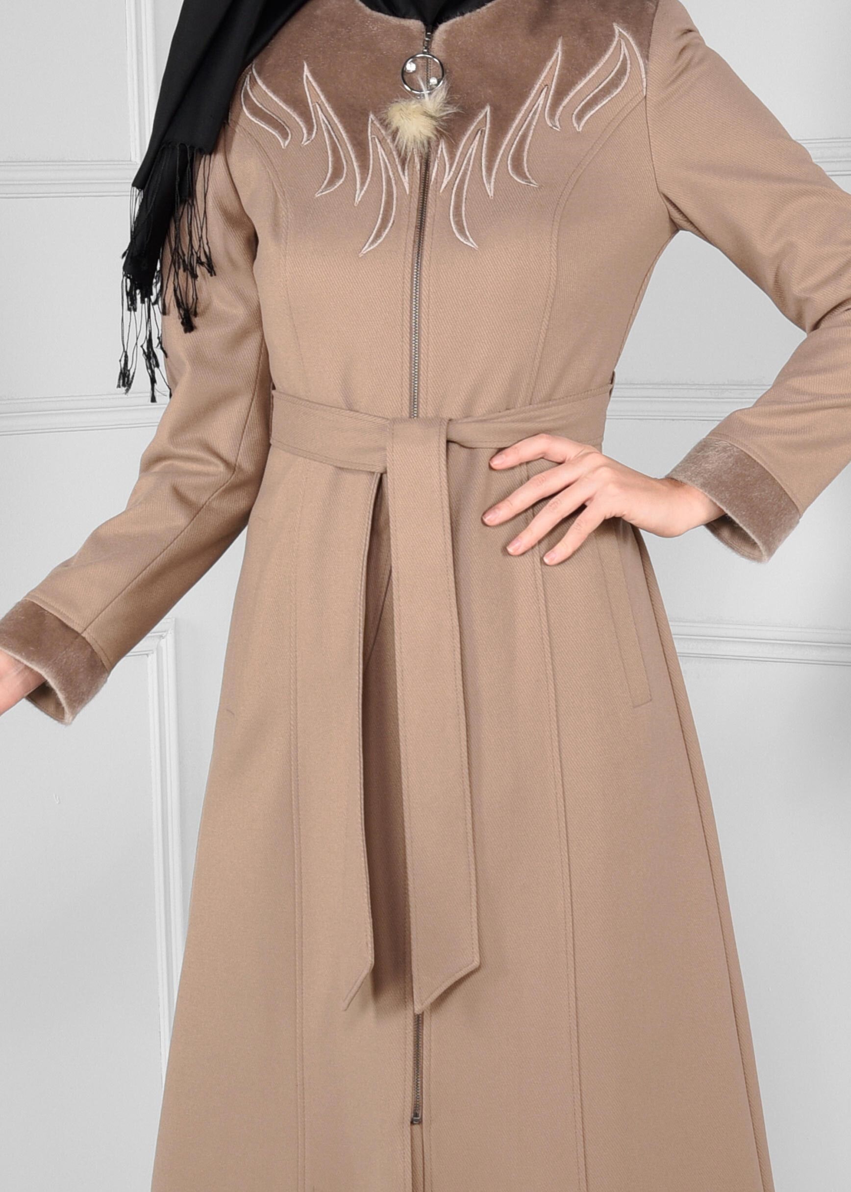 Tesettür giyim BEJ KUŞAKLI FERMUARLI MANTO 9725