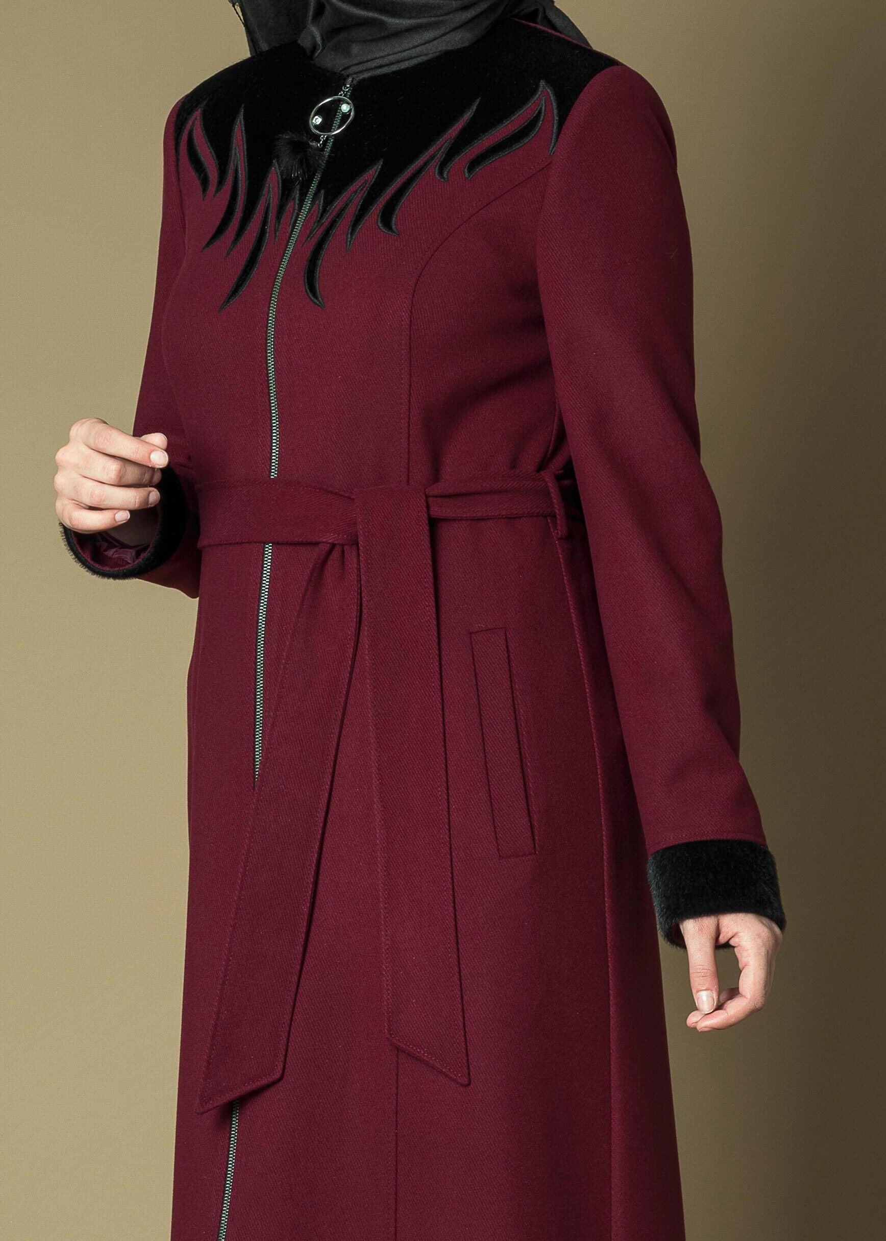 Tesettür giyim BORDO KUŞAKLI FERMUARLI MANTO 9725