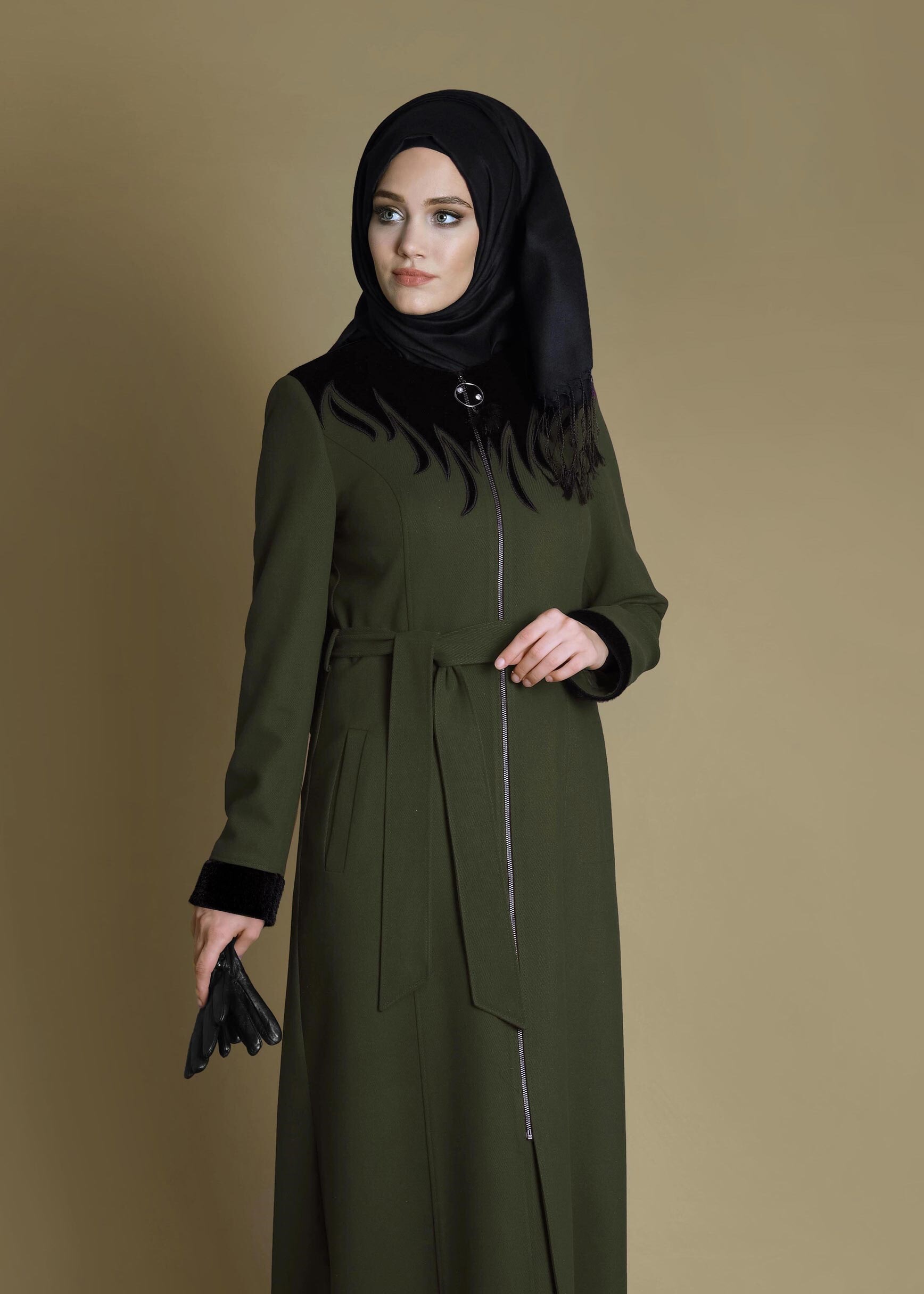 Tesettür giyim HAKİ KUŞAKLI FERMUARLI MANTO 9725