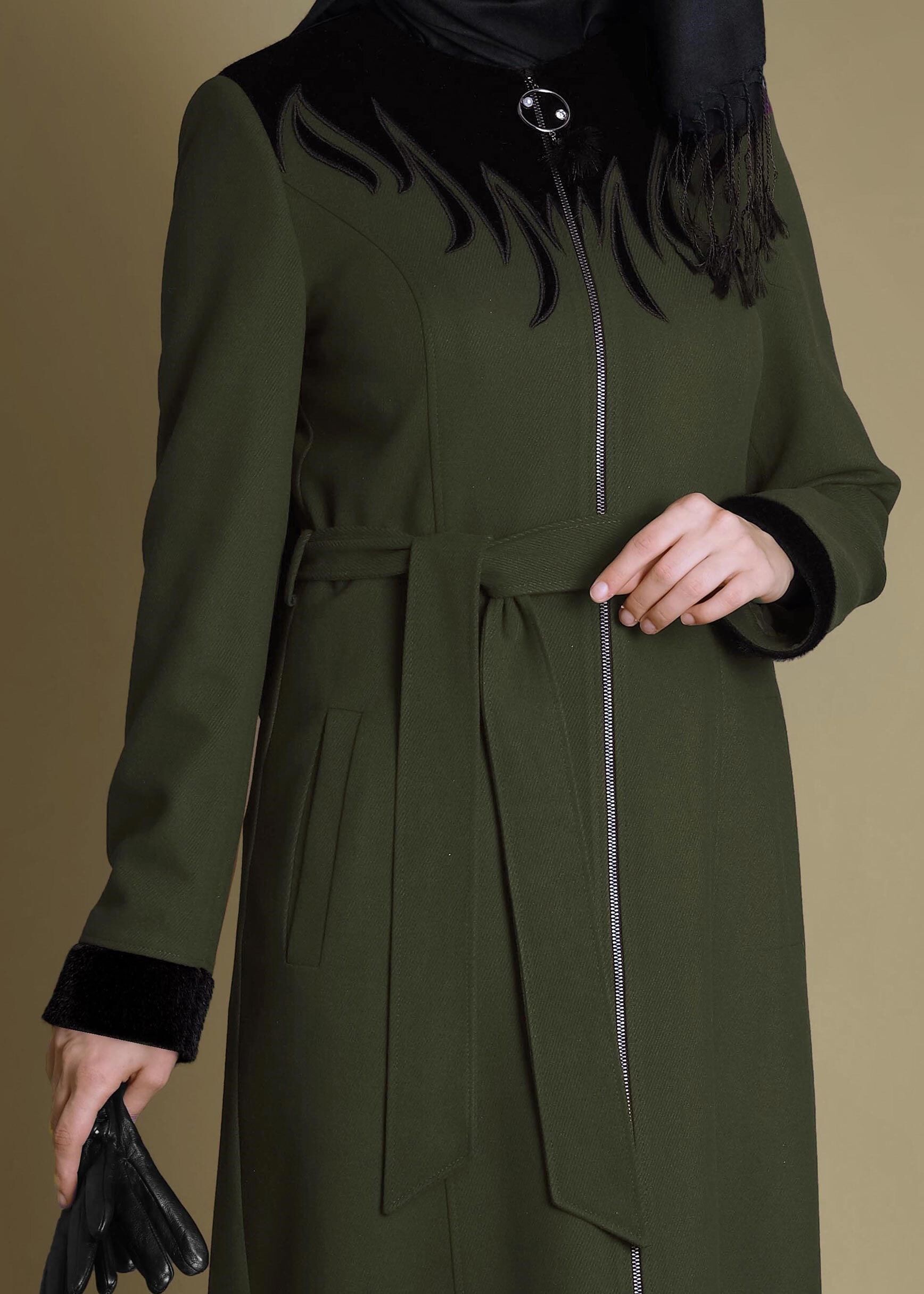 Tesettür giyim HAKİ KUŞAKLI FERMUARLI MANTO 9725