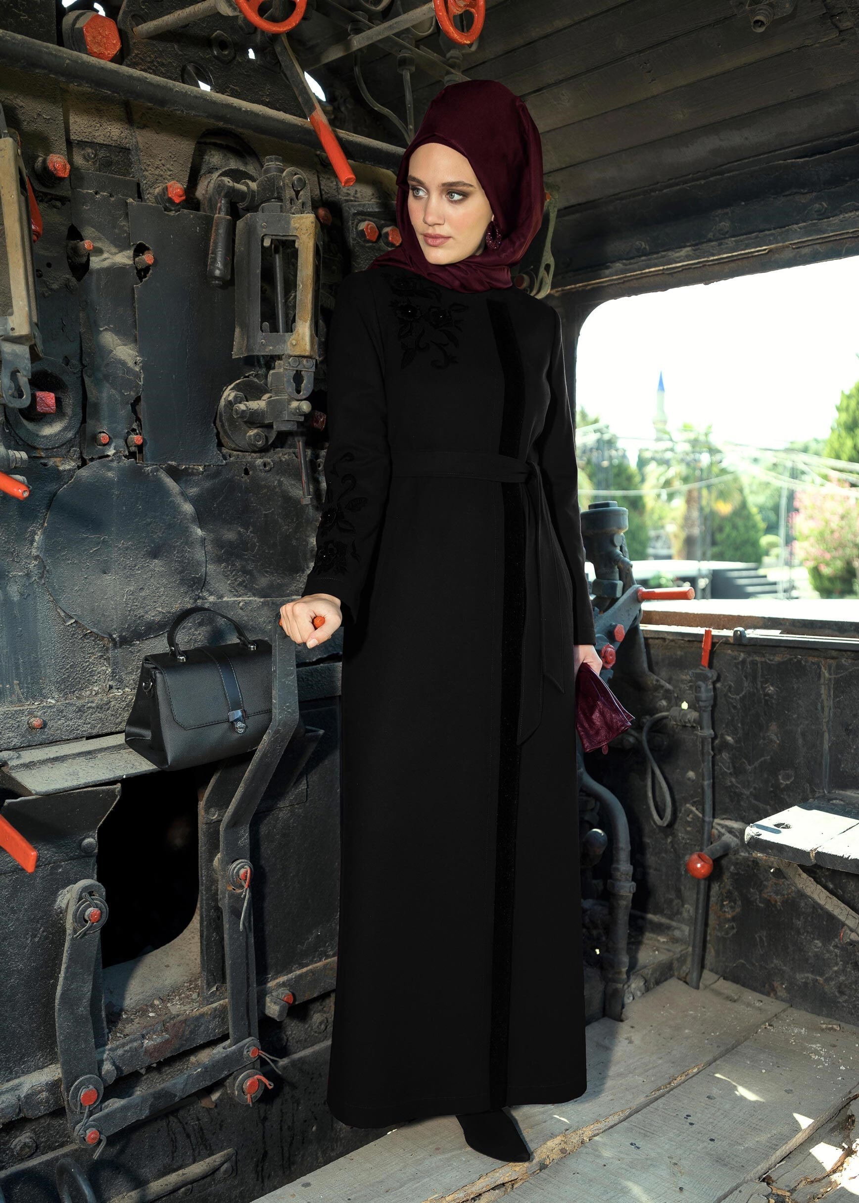 Tesettür giyim SİYAH NAKIŞ İŞLEMELİ KUŞAKLI MANTO 9731 