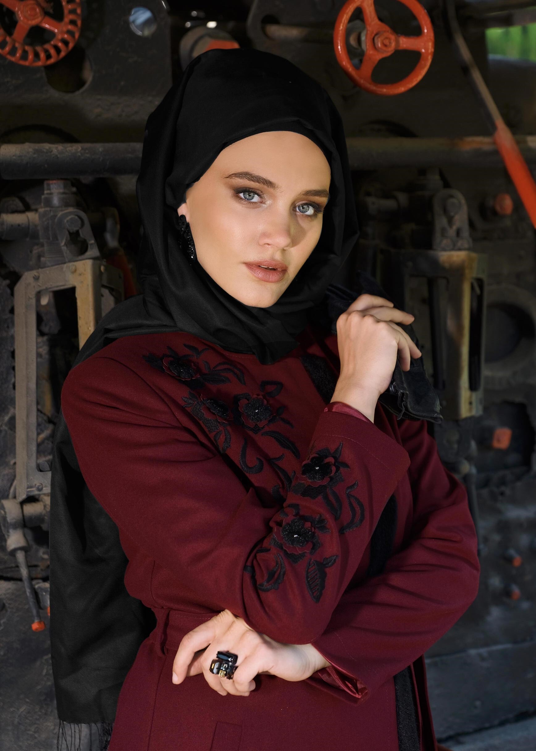 Tesettür giyim BORDO NAKIŞ İŞLEMELİ KUŞAKLI MANTO 9731 