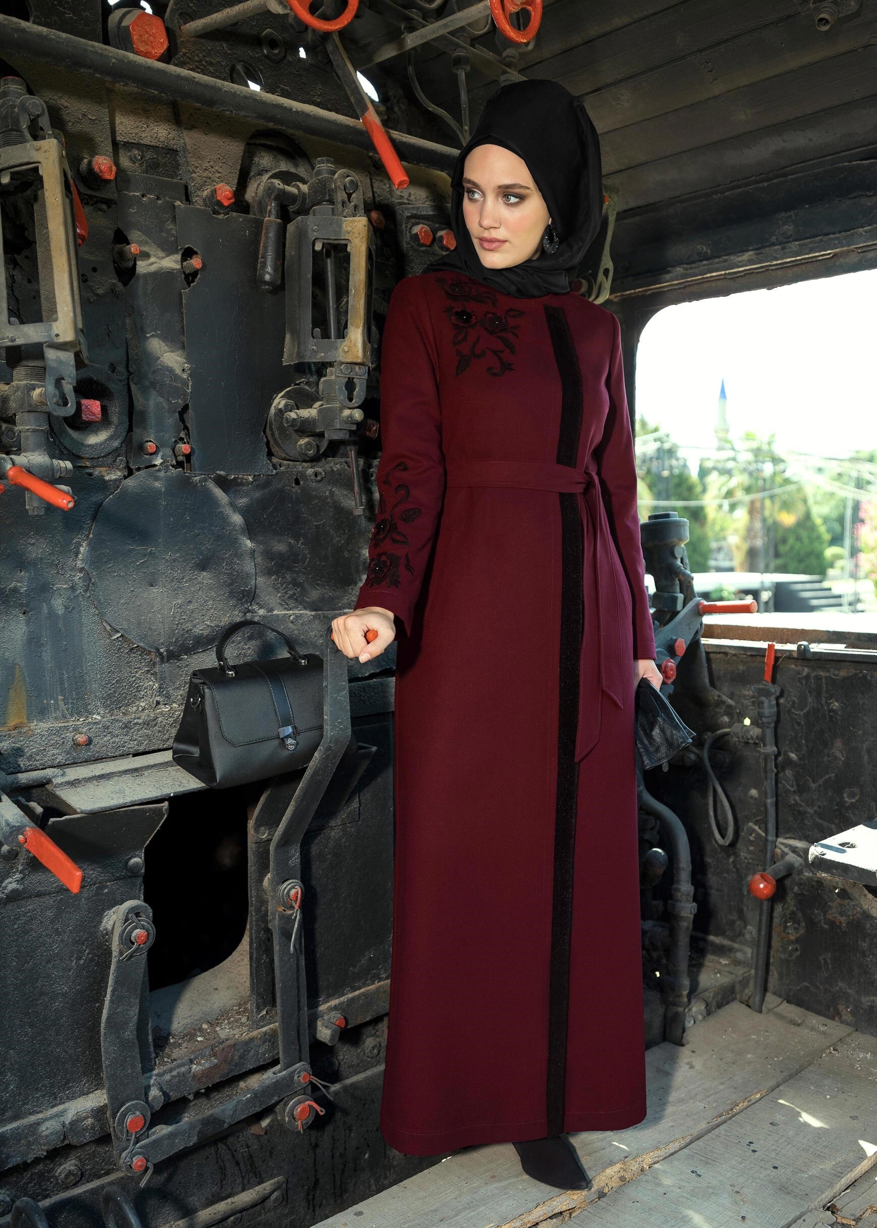 Tesettür giyim BORDO NAKIŞ İŞLEMELİ KUŞAKLI MANTO 9731 