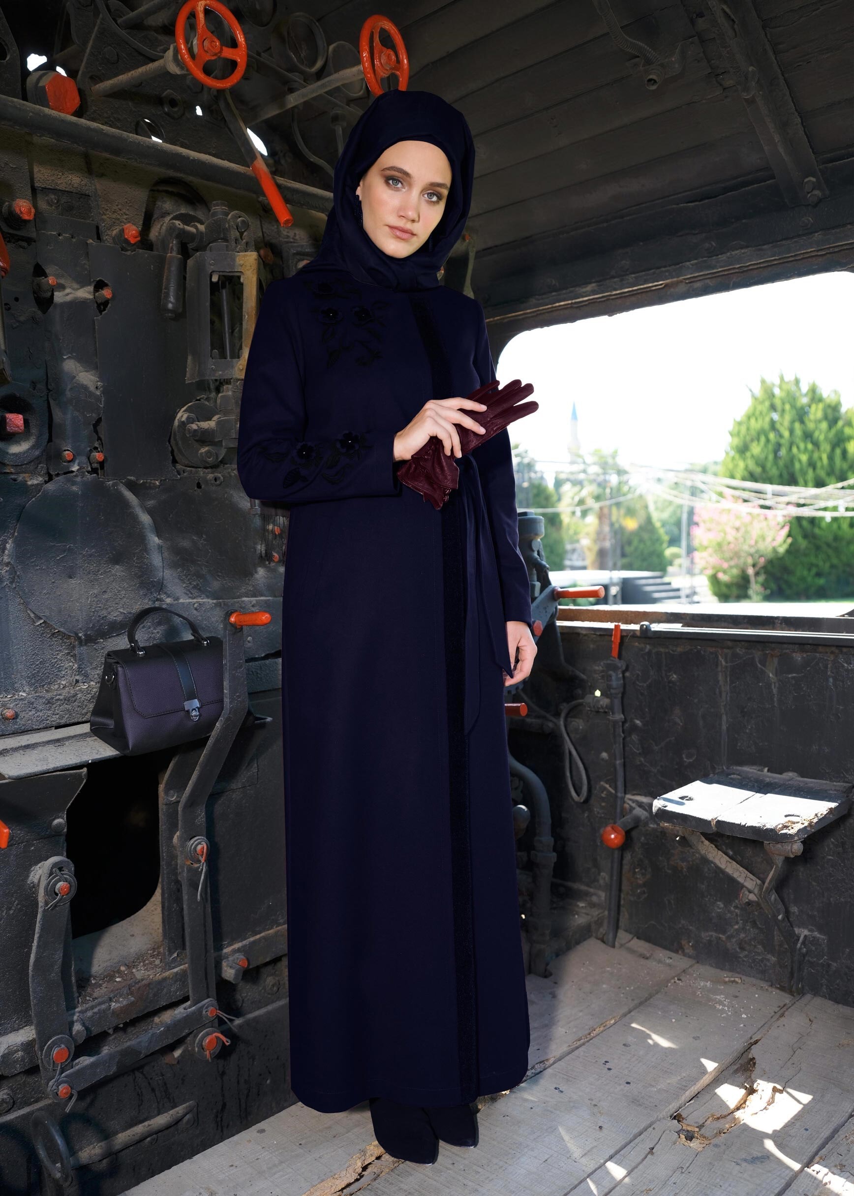 Tesettür giyim LACİVERT NAKIŞ İŞLEMELİ KUŞAKLI MANTO 9731 