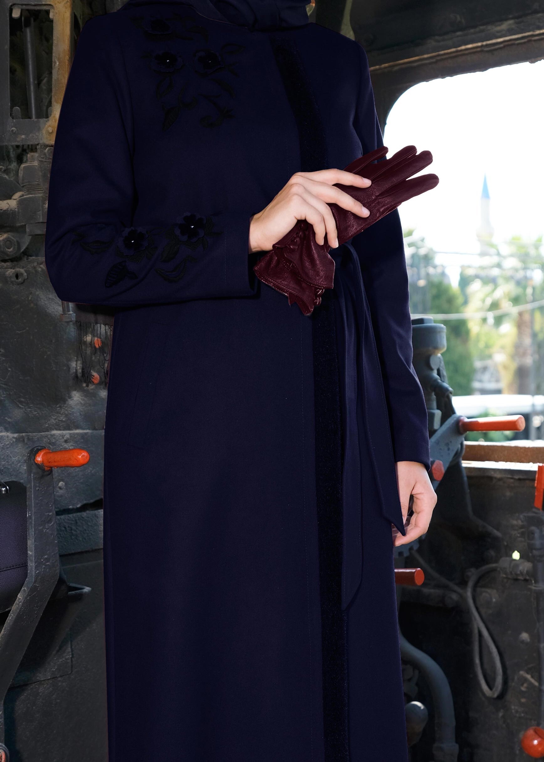 Tesettür giyim LACİVERT NAKIŞ İŞLEMELİ KUŞAKLI MANTO 9731 