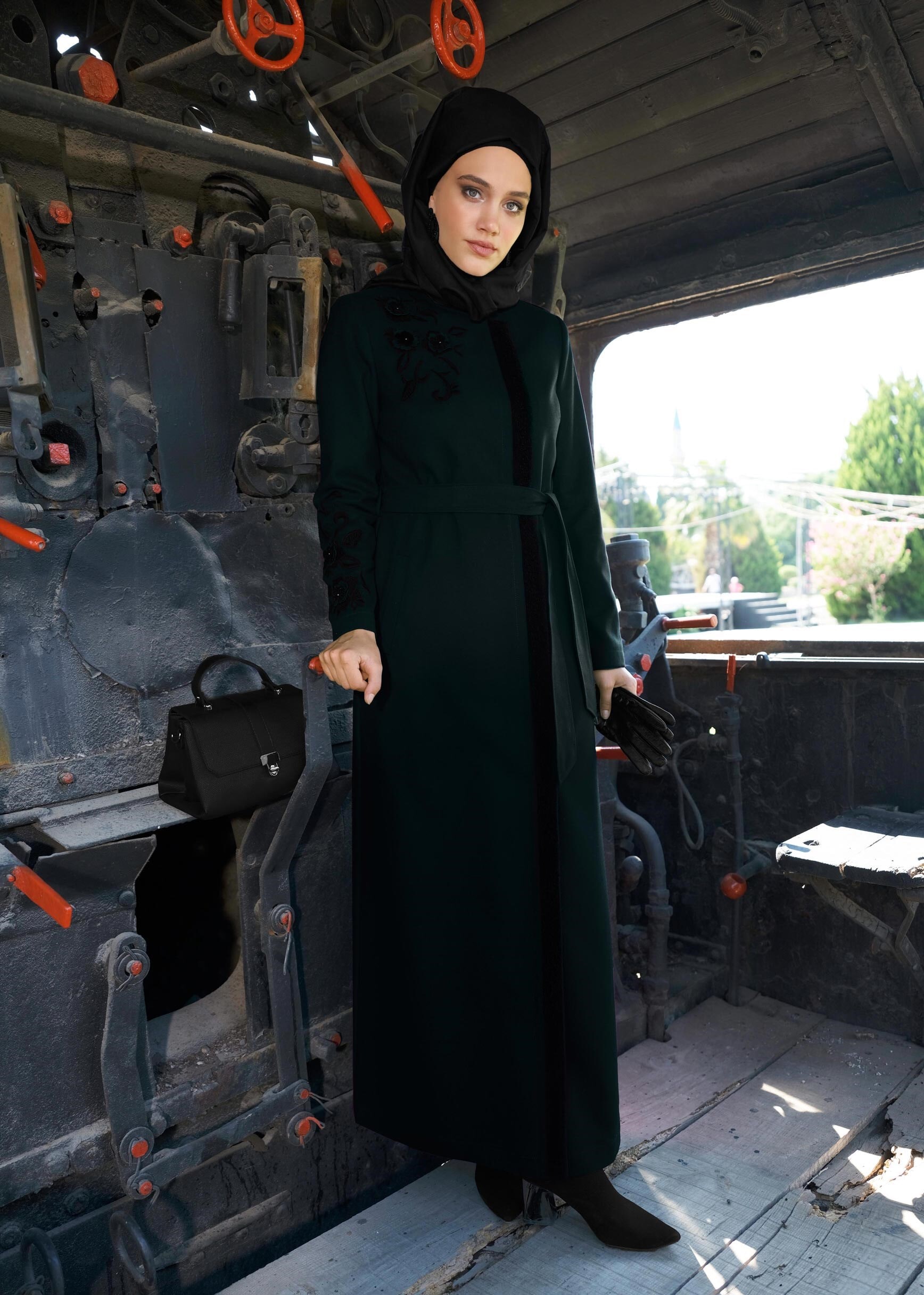 Tesettür giyim YEŞİL NAKIŞ İŞLEMELİ KUŞAKLI MANTO 9731 