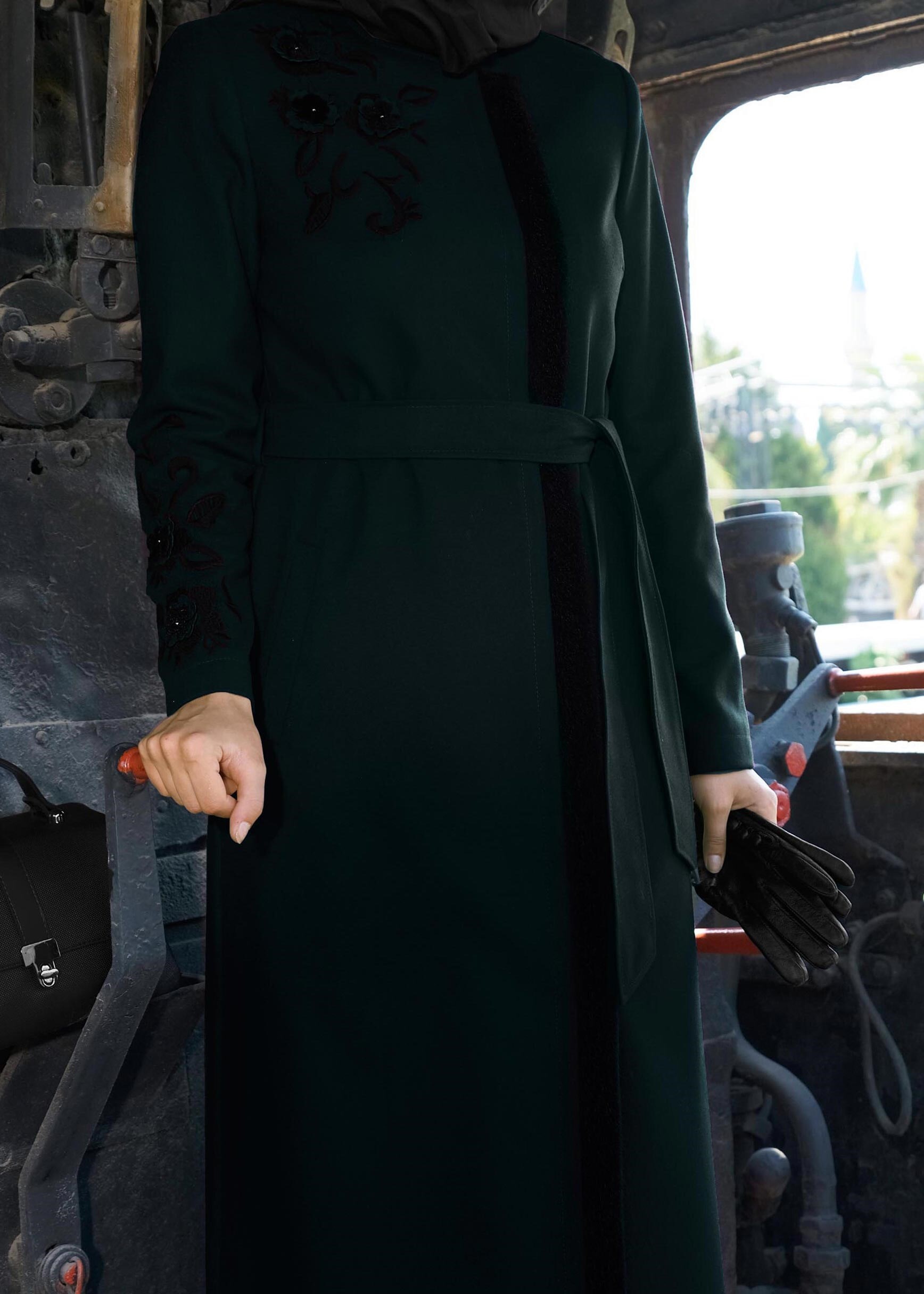 Tesettür giyim YEŞİL NAKIŞ İŞLEMELİ KUŞAKLI MANTO 9731 