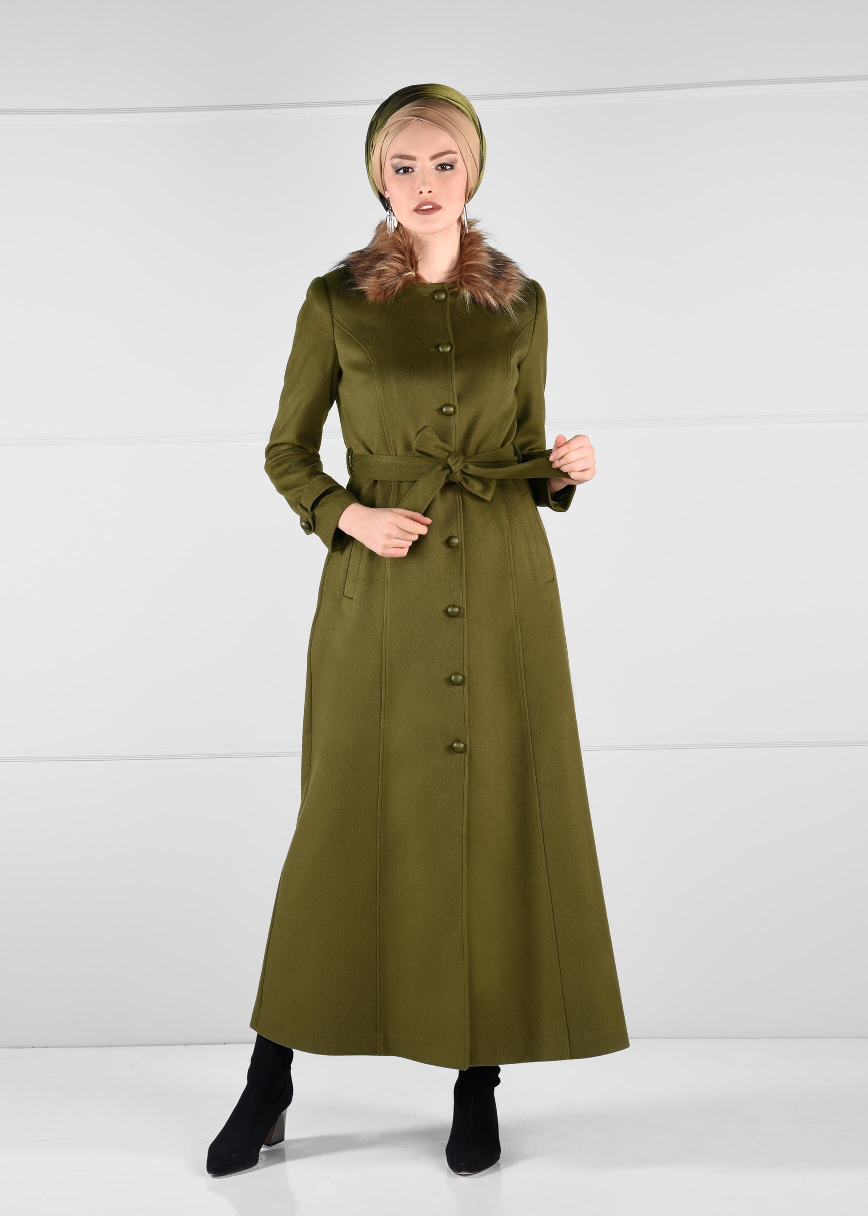 Tesettür giyim YEŞİL YAKASI PELUŞ DETAYLI DÜĞMELİ KUŞAKLI MANTO 9749