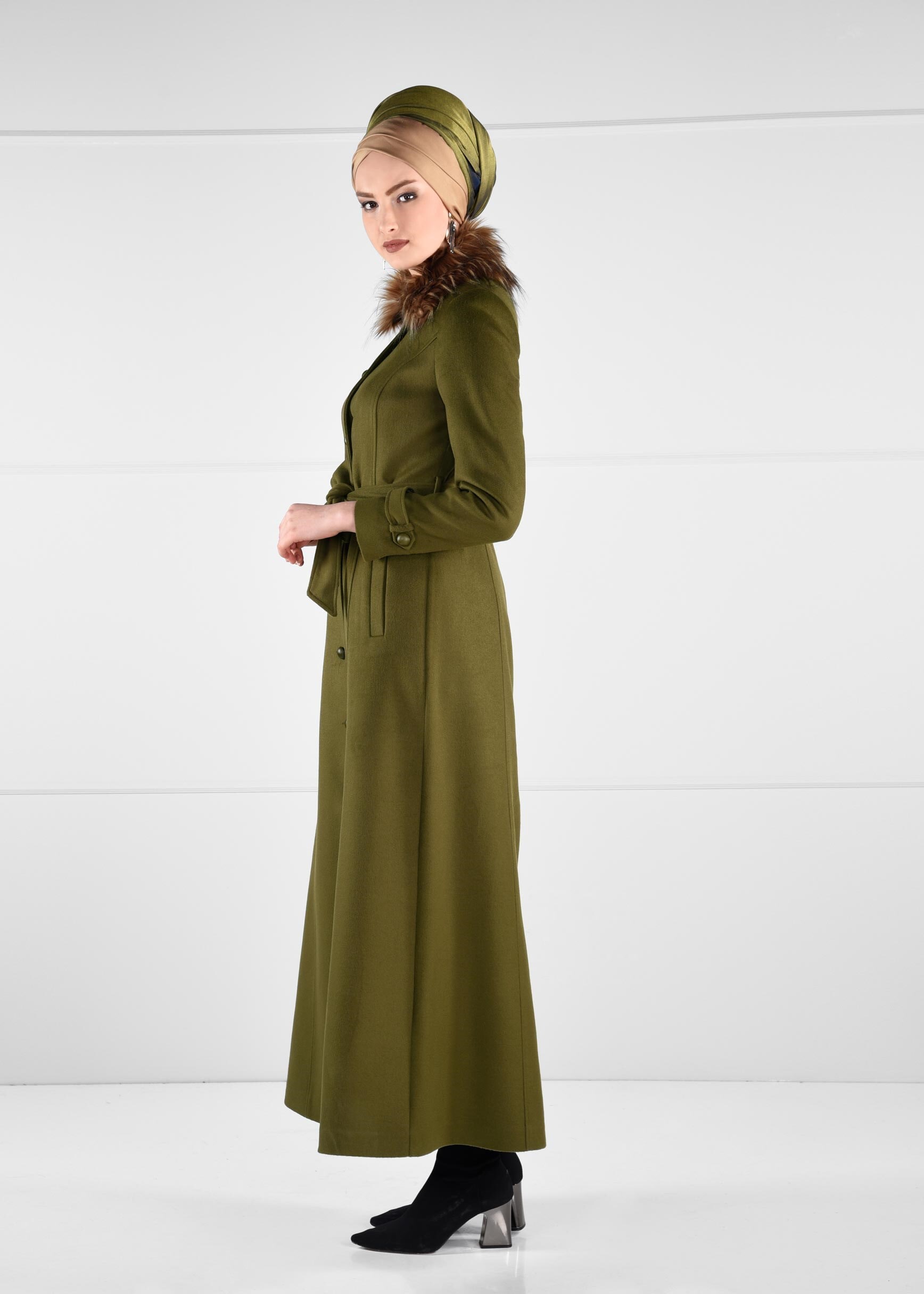 Tesettür giyim YEŞİL YAKASI PELUŞ DETAYLI DÜĞMELİ KUŞAKLI MANTO 9749