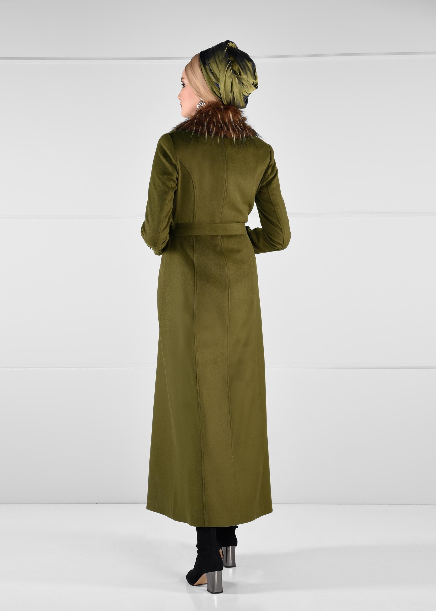 Tesettür giyim YEŞİL YAKASI PELUŞ DETAYLI DÜĞMELİ KUŞAKLI MANTO 9749