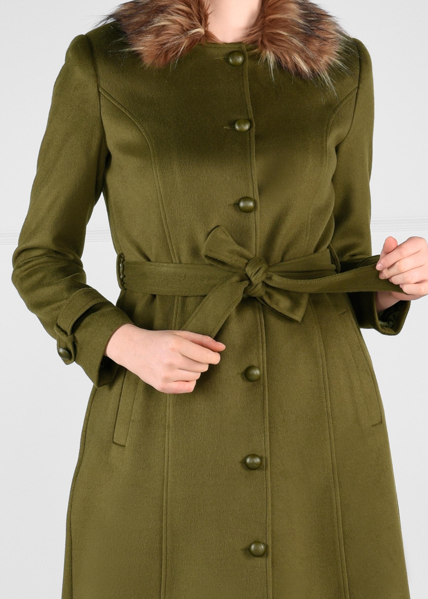 Tesettür giyim YEŞİL YAKASI PELUŞ DETAYLI DÜĞMELİ KUŞAKLI MANTO 9749