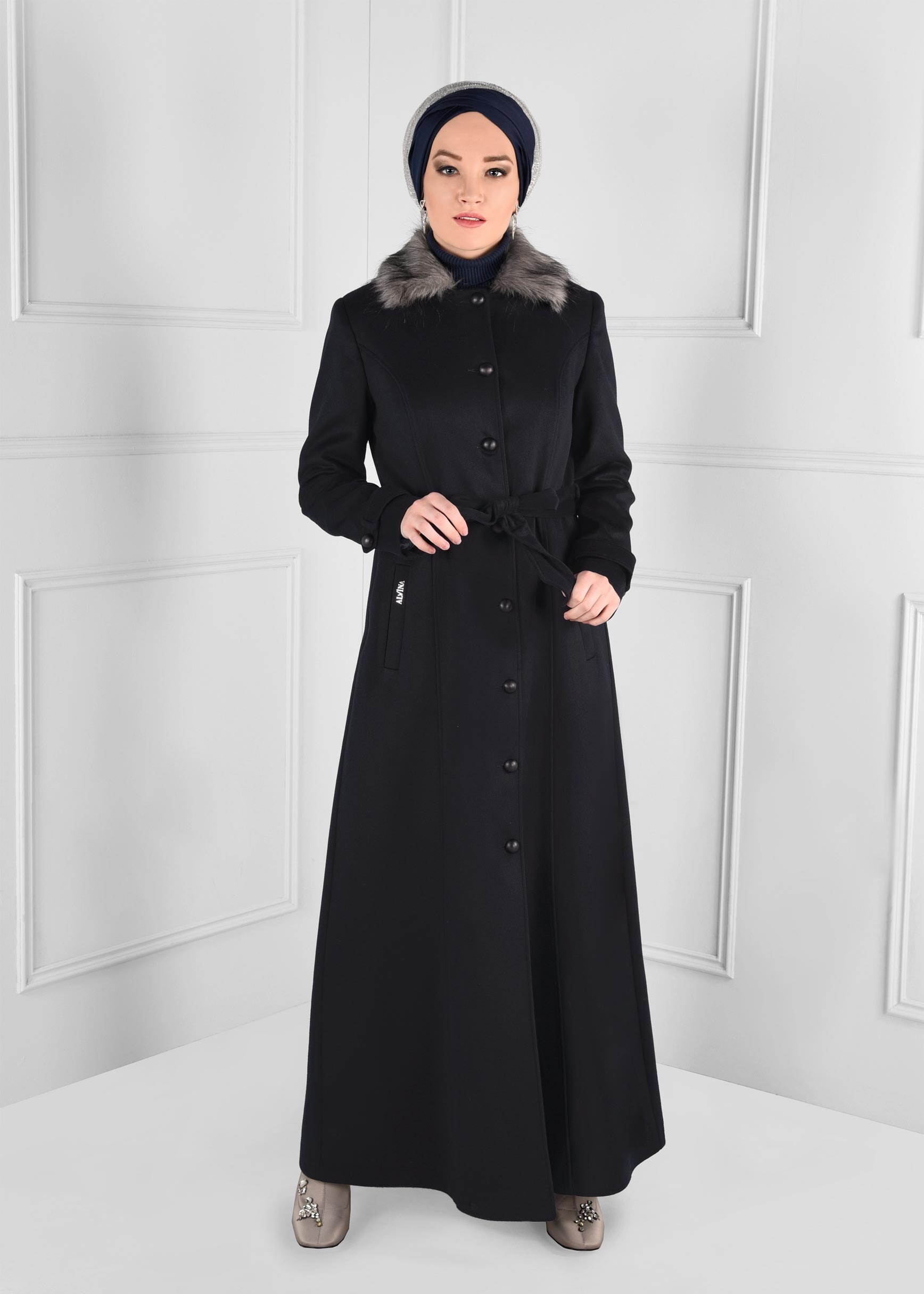 Tesettür giyim LACİVERT YAKASI PELUŞ DETAYLI DÜĞMELİ KUŞAKLI MANTO 9749