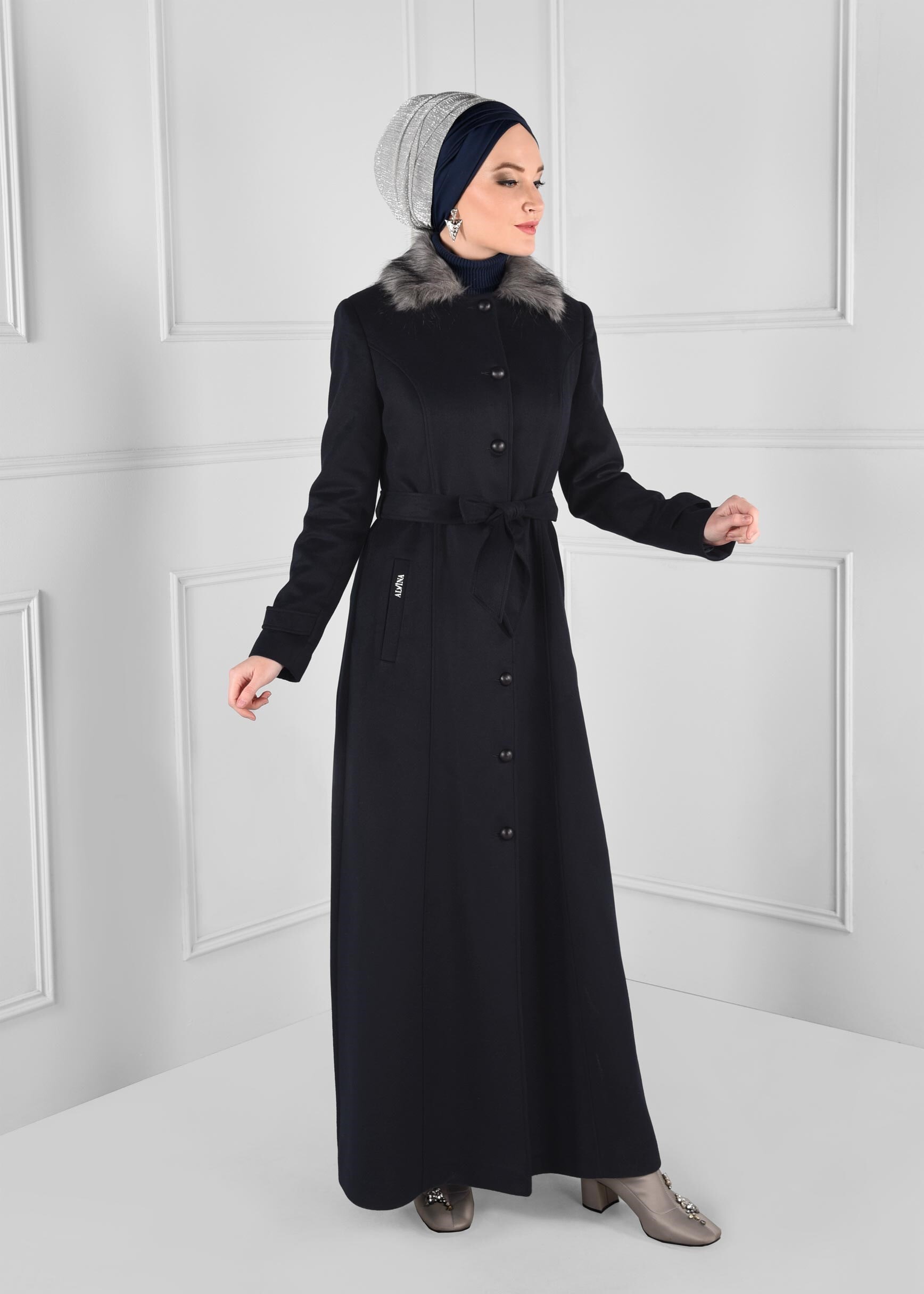 Tesettür giyim LACİVERT YAKASI PELUŞ DETAYLI DÜĞMELİ KUŞAKLI MANTO 9749