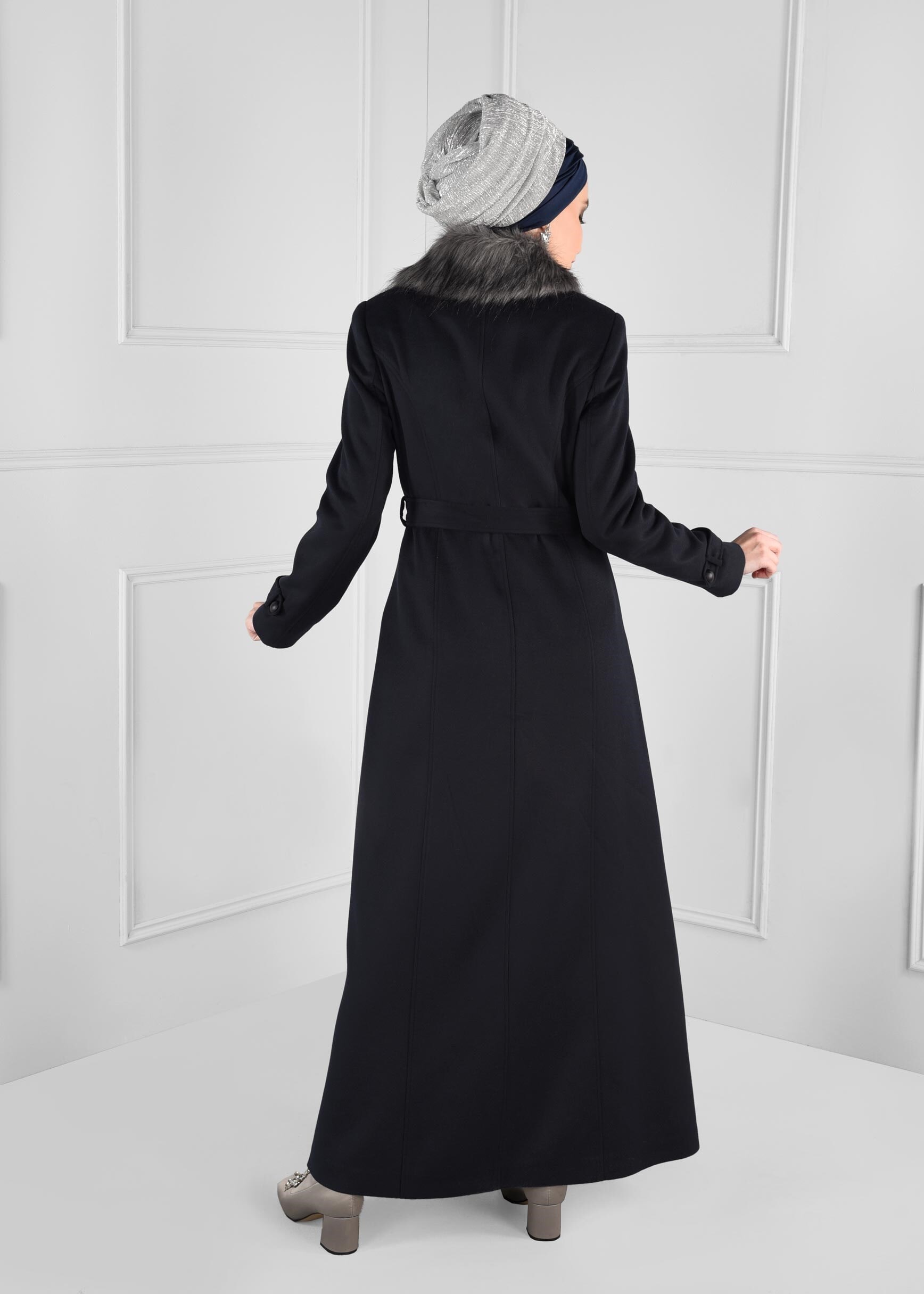 Tesettür giyim LACİVERT YAKASI PELUŞ DETAYLI DÜĞMELİ KUŞAKLI MANTO 9749