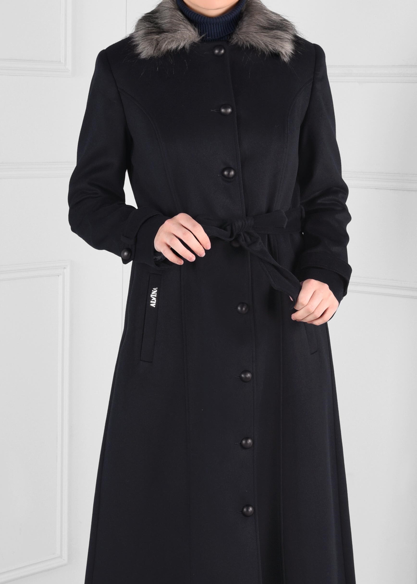 Tesettür giyim LACİVERT YAKASI PELUŞ DETAYLI DÜĞMELİ KUŞAKLI MANTO 9749