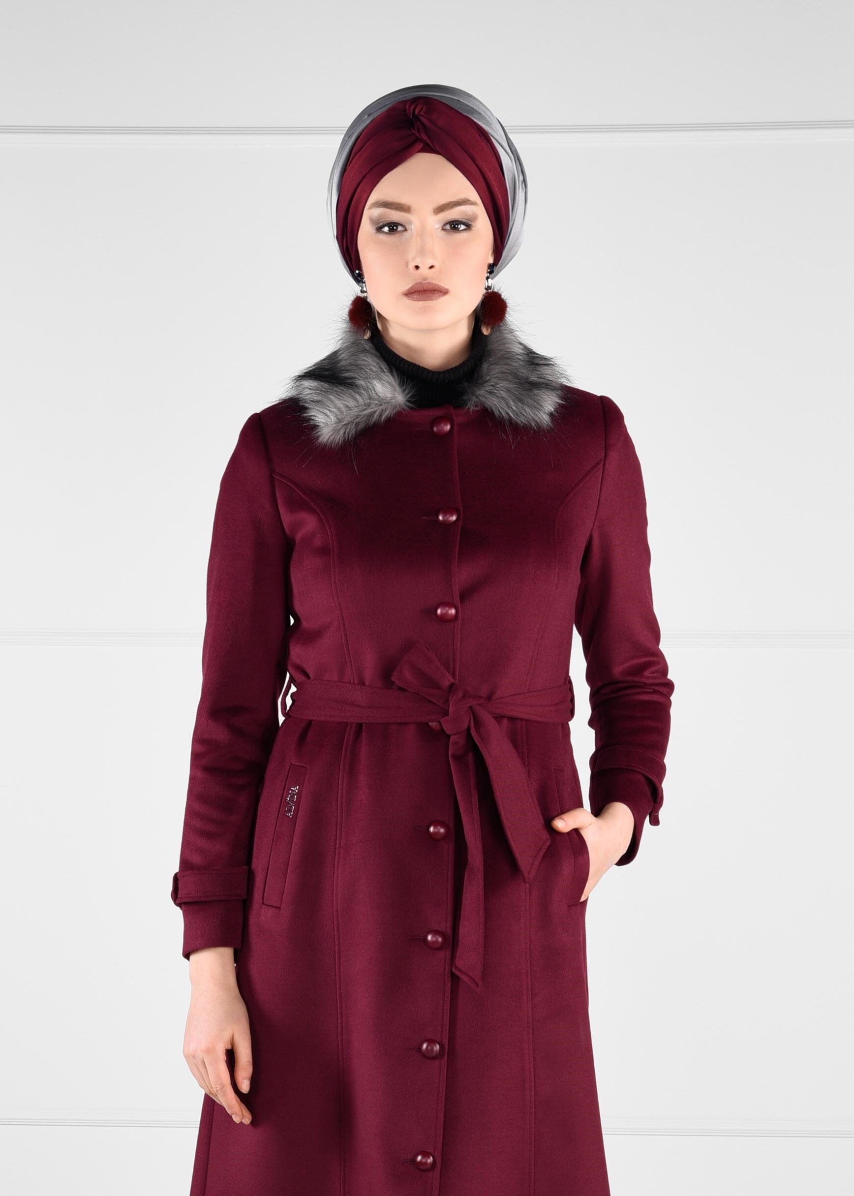 Tesettür giyim MOR YAKASI PELUŞ DETAYLI DÜĞMELİ KUŞAKLI MANTO 9749