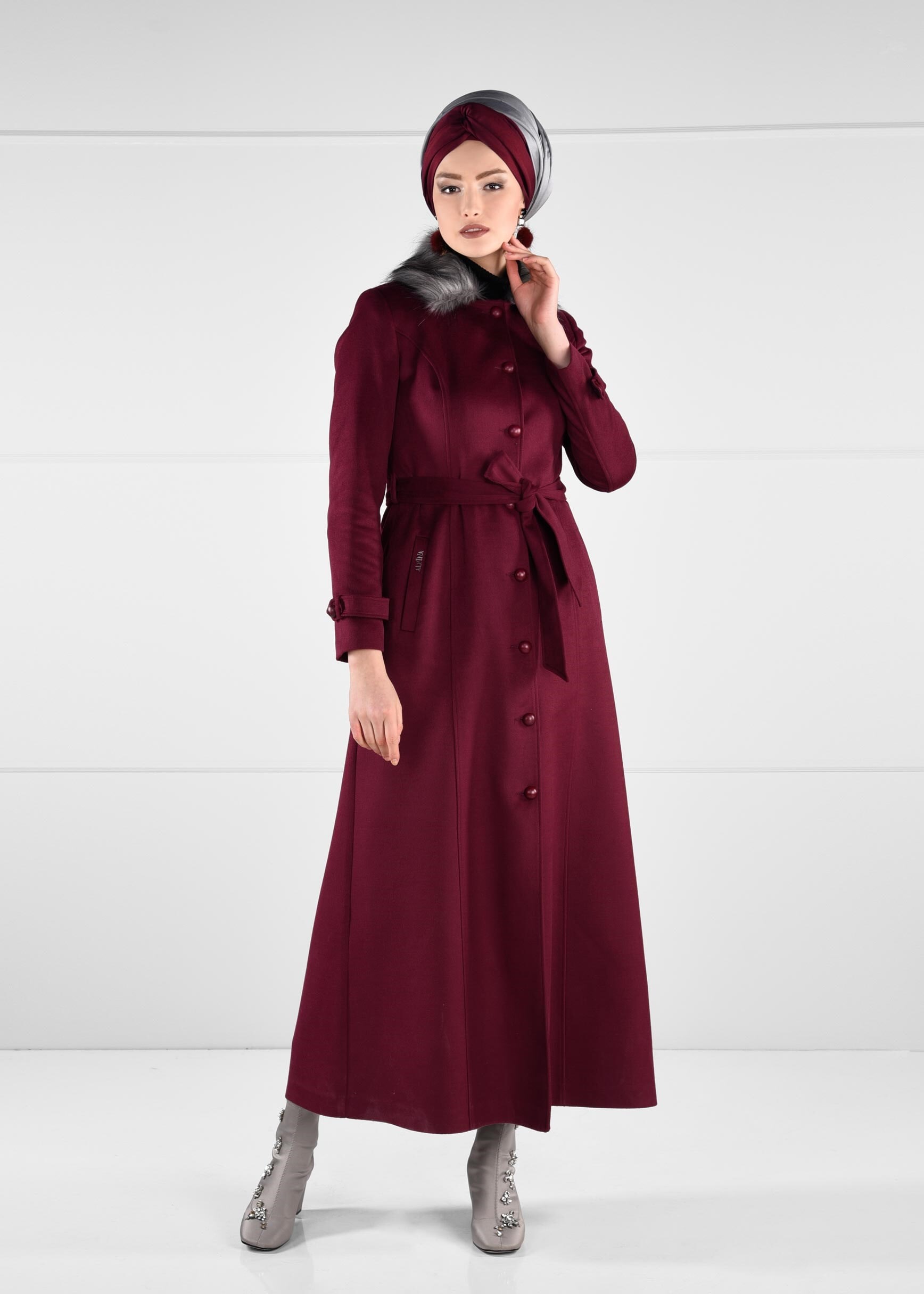 Tesettür giyim MOR YAKASI PELUŞ DETAYLI DÜĞMELİ KUŞAKLI MANTO 9749