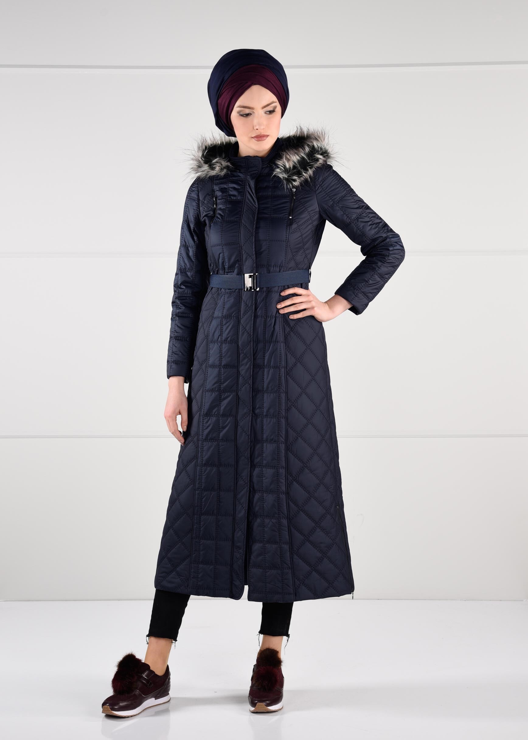 Tesettür giyim LACİVERT KAPÜŞONU PELUŞ DETAYLI KEMERLİ KAPİTONE MANTO 9753