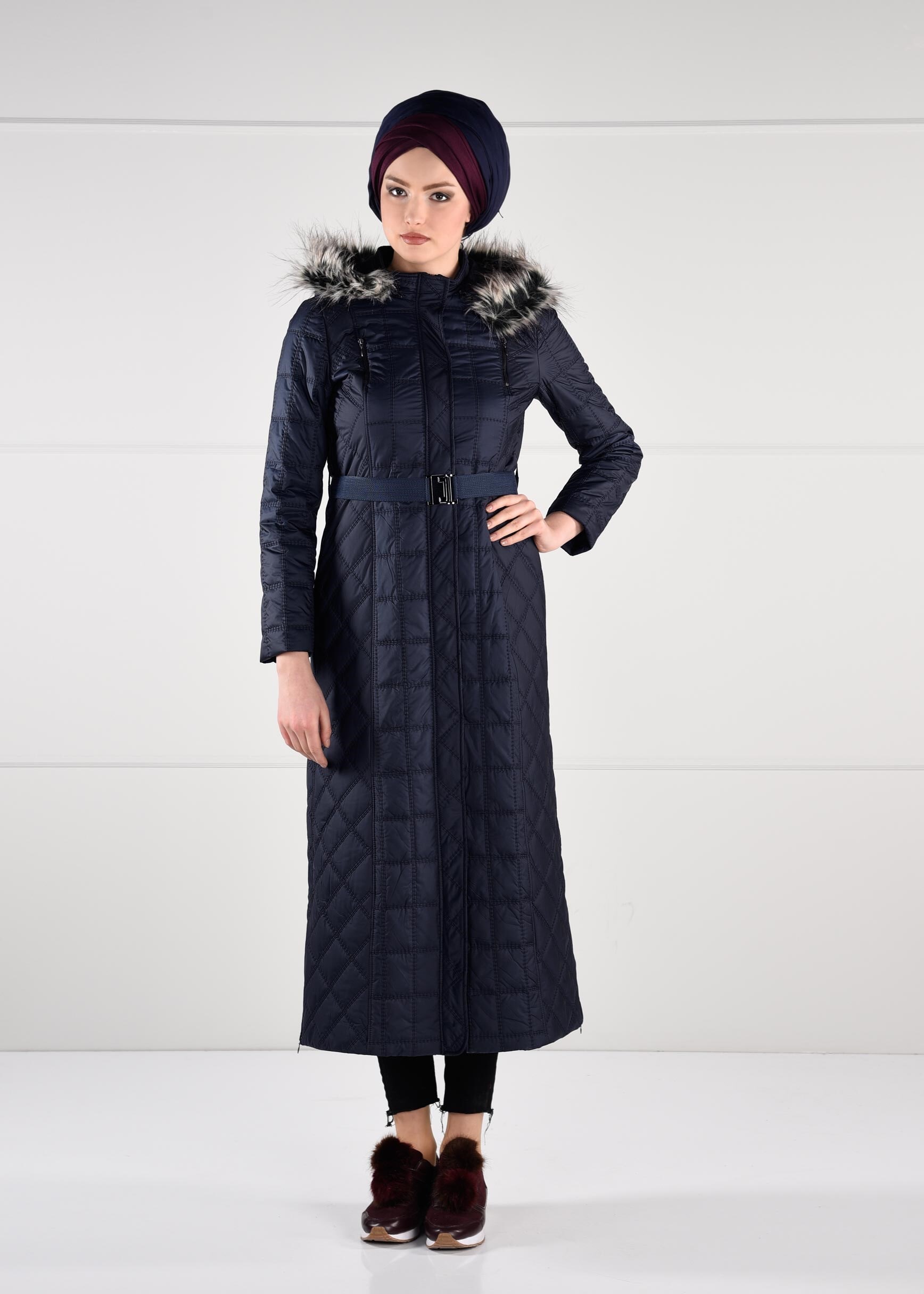 Tesettür giyim LACİVERT KAPÜŞONU PELUŞ DETAYLI KEMERLİ KAPİTONE MANTO 9753