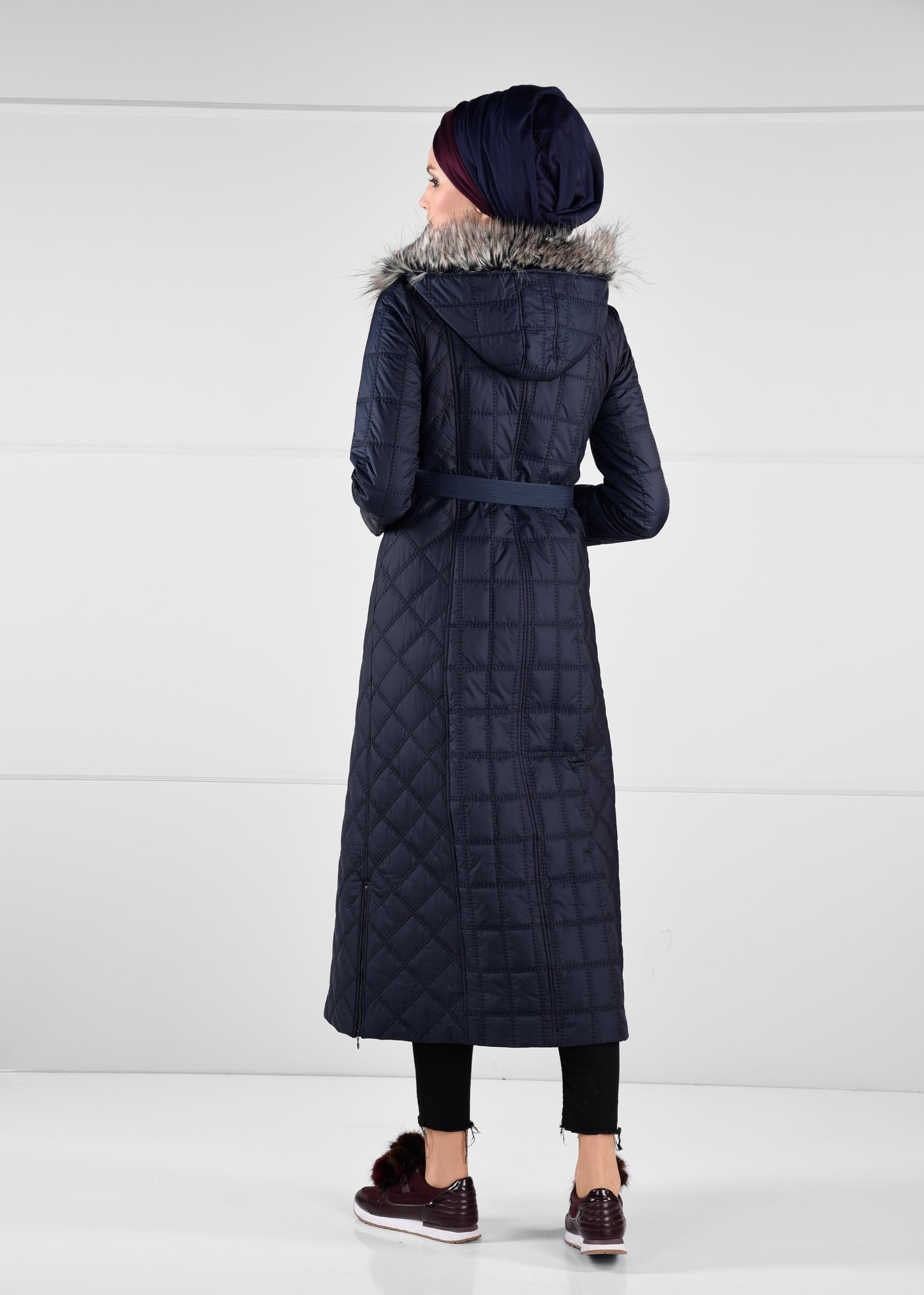 Tesettür giyim LACİVERT KAPÜŞONU PELUŞ DETAYLI KEMERLİ KAPİTONE MANTO 9753