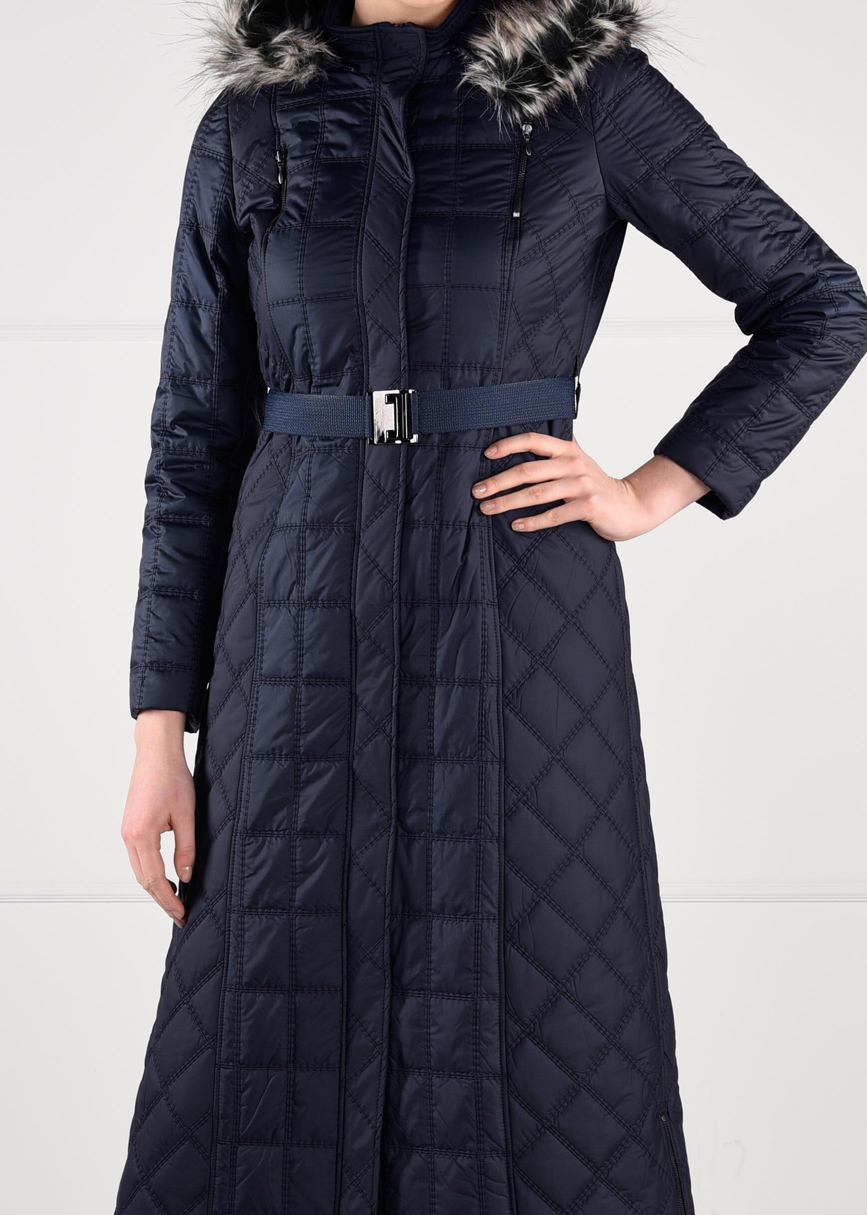 Tesettür giyim LACİVERT KAPÜŞONU PELUŞ DETAYLI KEMERLİ KAPİTONE MANTO 9753