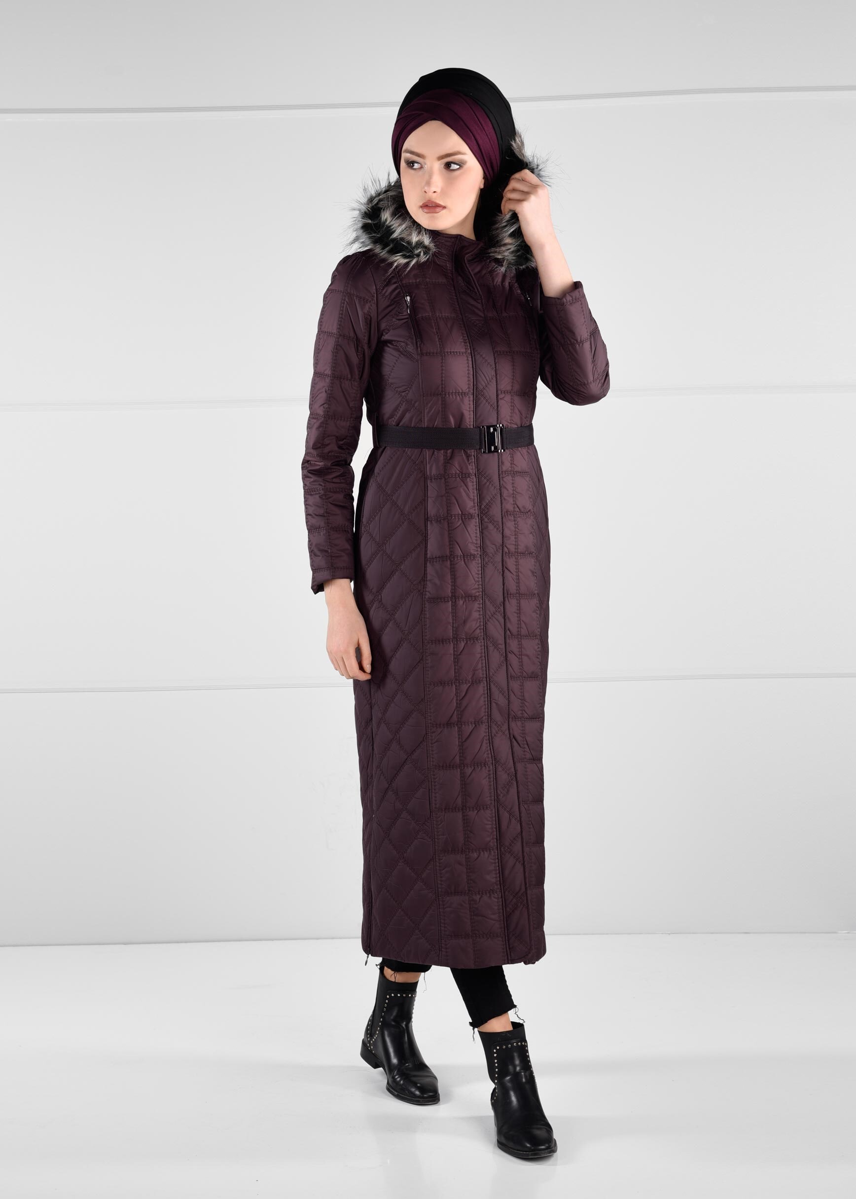 Tesettür giyim MÜRDÜM KAPÜŞONU PELUŞ DETAYLI KEMERLİ KAPİTONE MANTO 9753