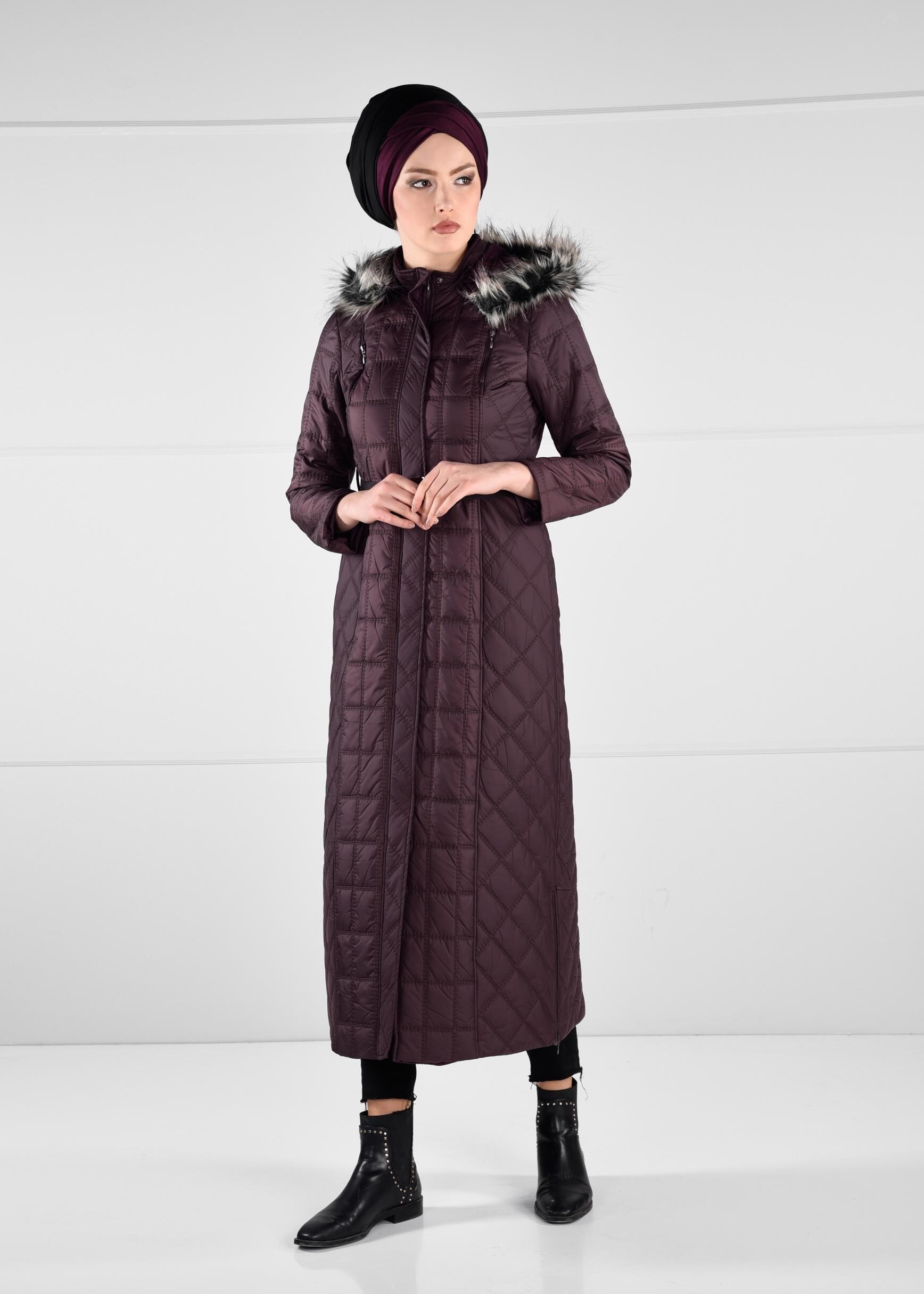 Tesettür giyim MÜRDÜM KAPÜŞONU PELUŞ DETAYLI KEMERLİ KAPİTONE MANTO 9753