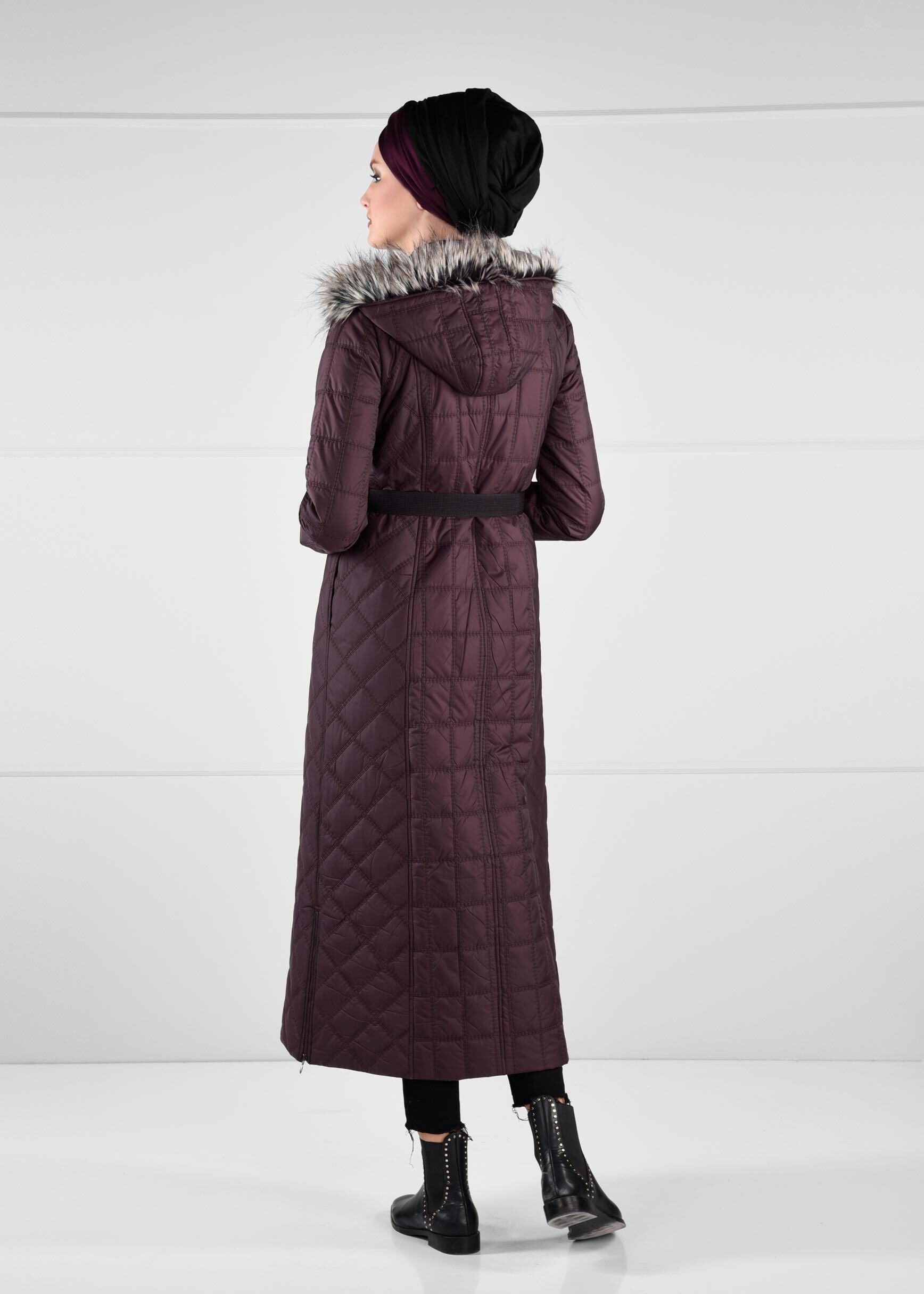 Tesettür giyim MÜRDÜM KAPÜŞONU PELUŞ DETAYLI KEMERLİ KAPİTONE MANTO 9753