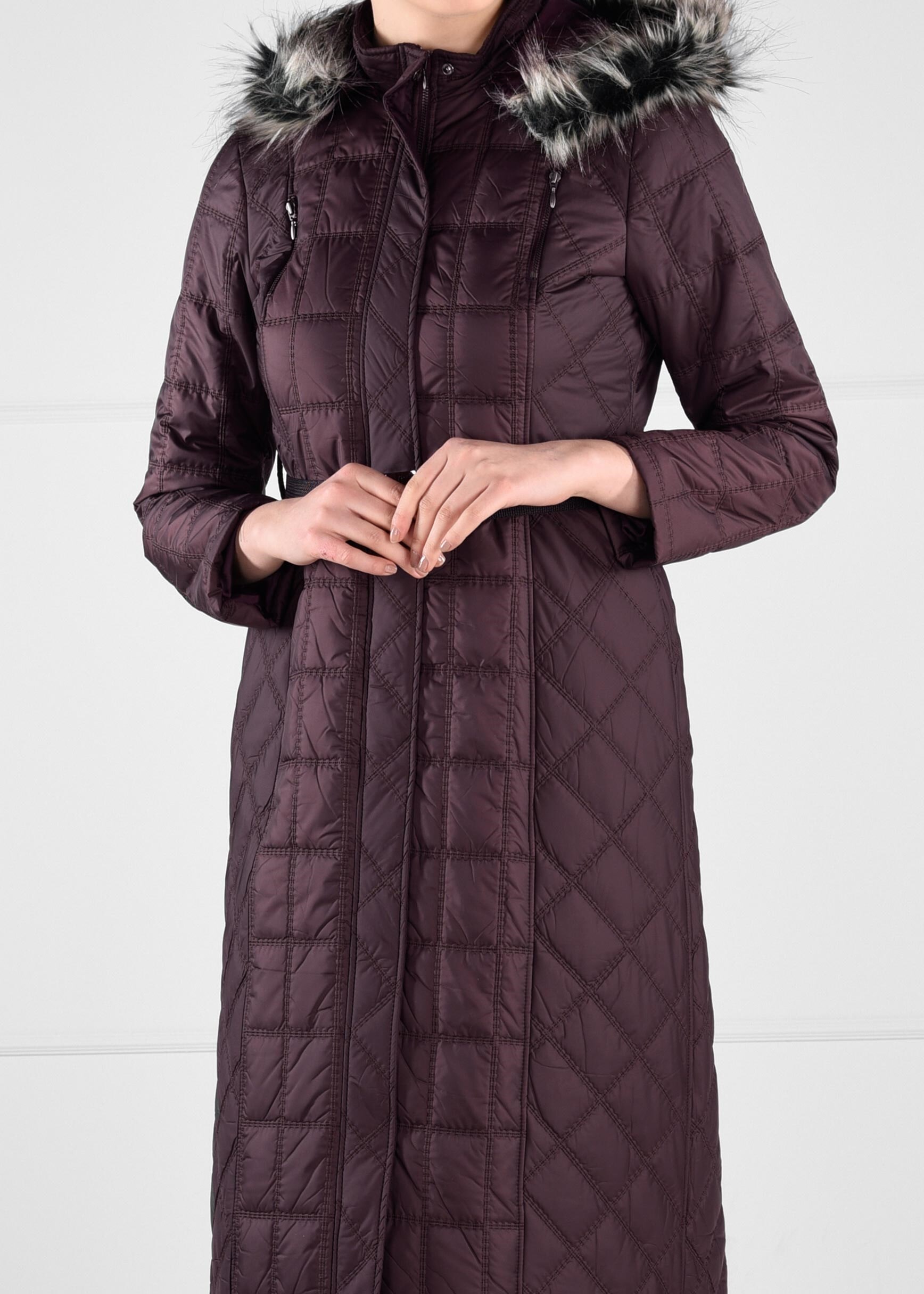 Tesettür giyim MÜRDÜM KAPÜŞONU PELUŞ DETAYLI KEMERLİ KAPİTONE MANTO 9753