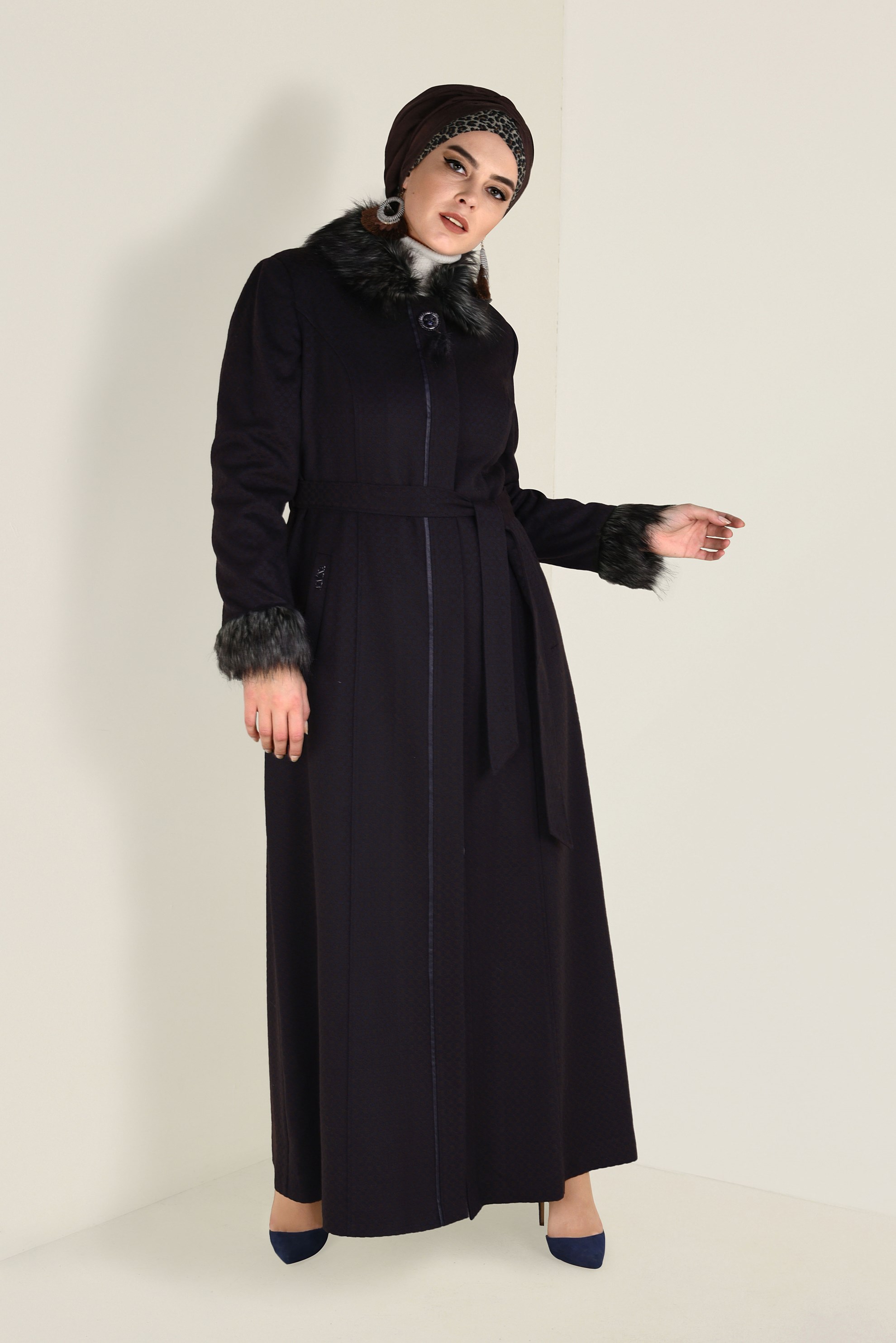 Vêtements hijab BRUN MANTEAU AVEC DÉTAILLÉS EN FOURRURE 9755