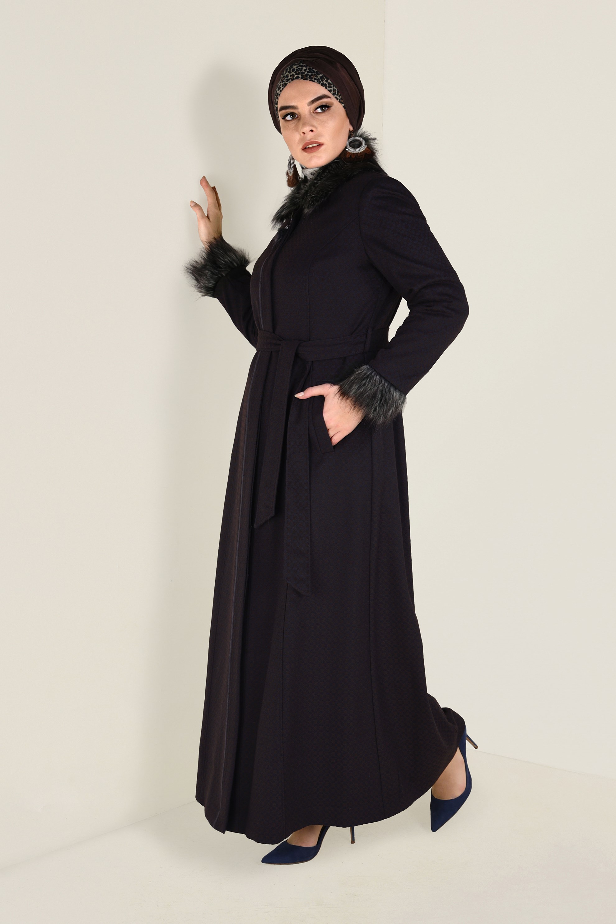 Vêtements hijab BRUN MANTEAU AVEC DÉTAILLÉS EN FOURRURE 9755