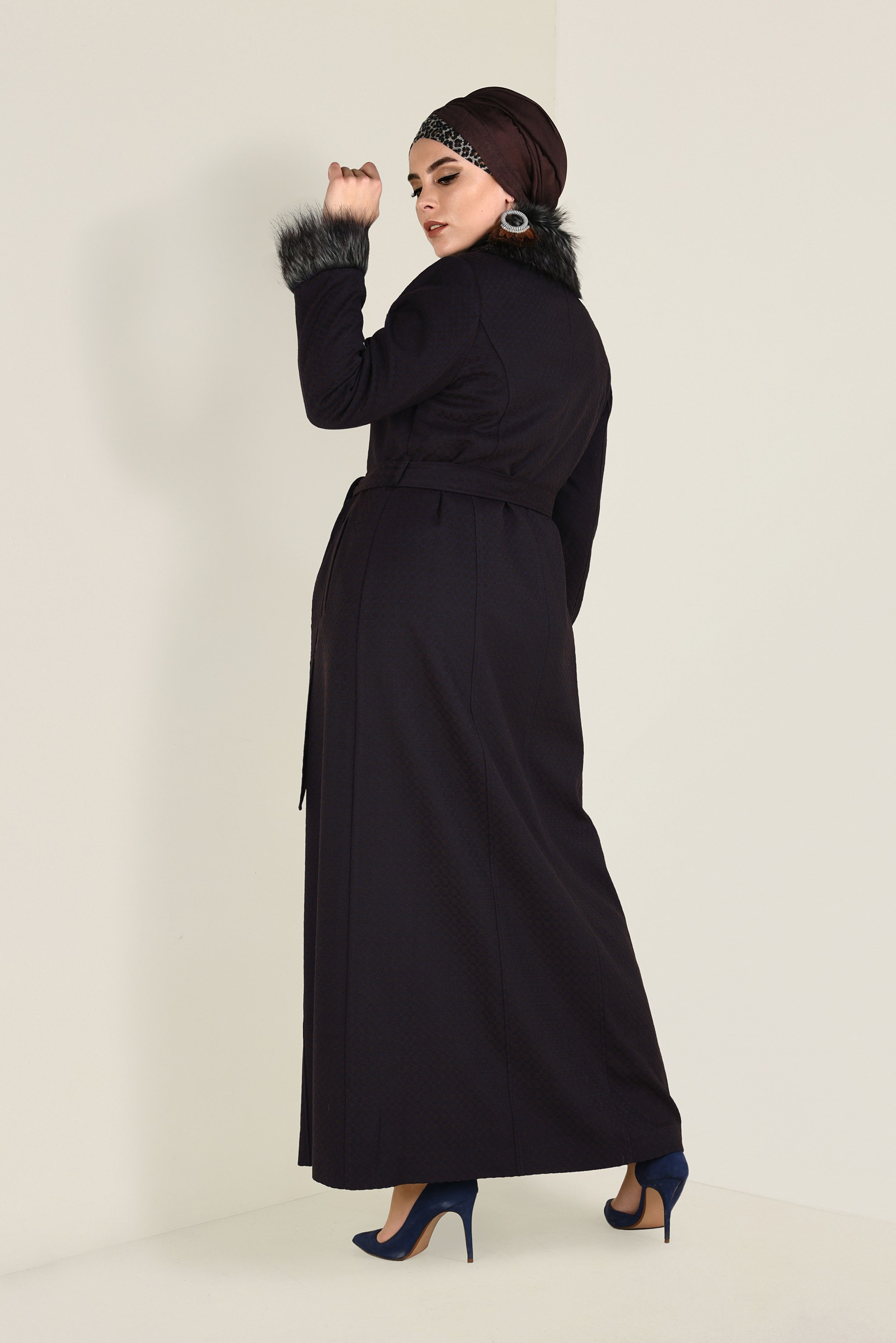 Vêtements hijab BRUN MANTEAU AVEC DÉTAILLÉS EN FOURRURE 9755