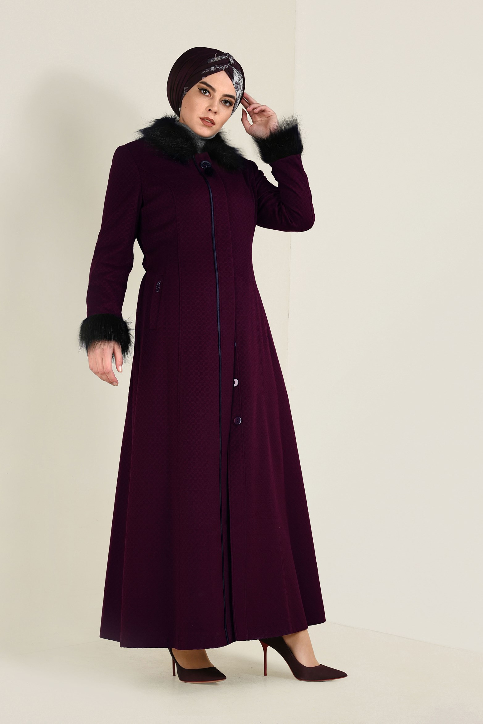 Tesettür giyim MOR KÜRK DETAYLI KUŞAKLI MANTO 9755