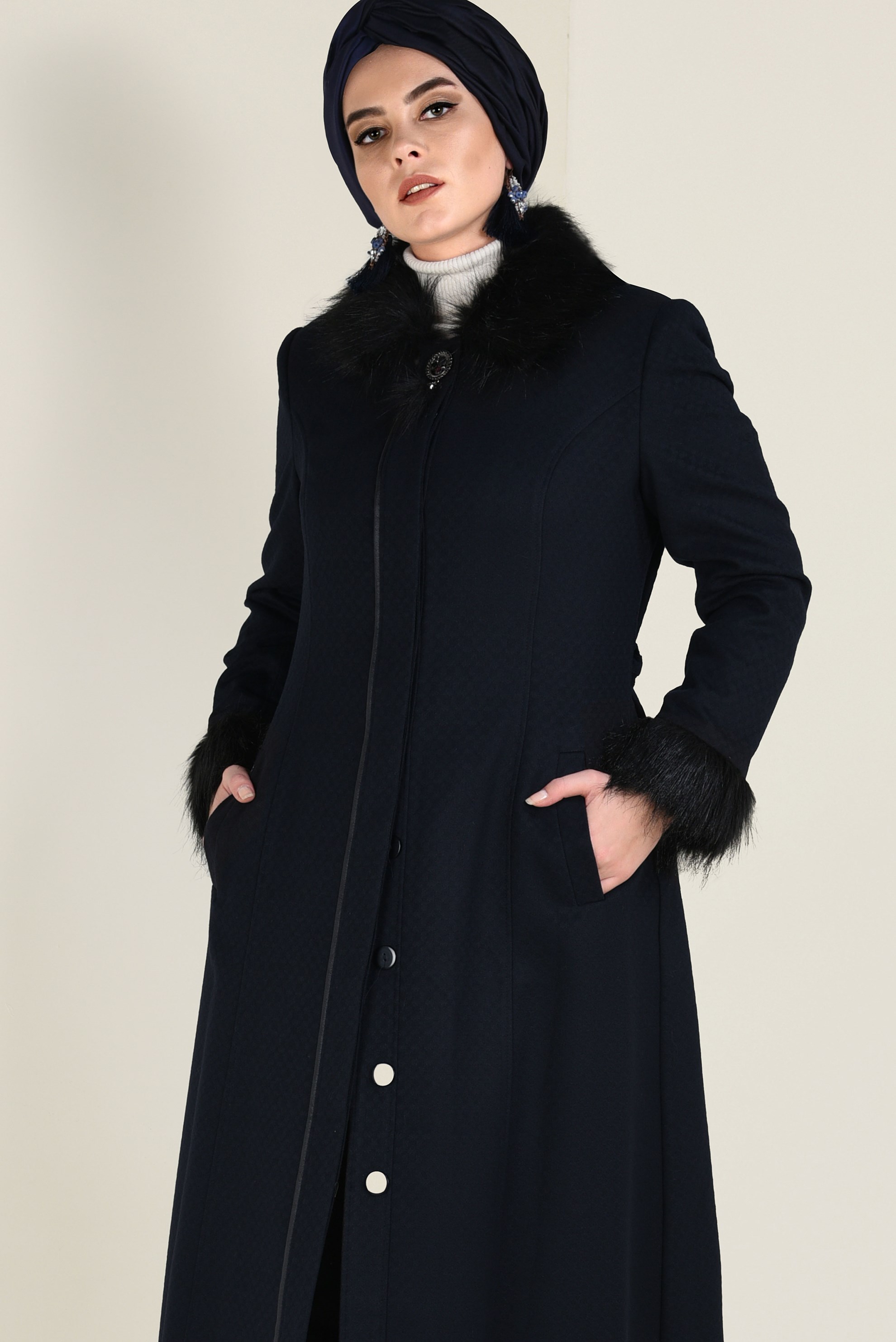 Vêtements hijab BLEU MARINE MANTEAU AVEC DÉTAILLÉS EN FOURRURE 9755