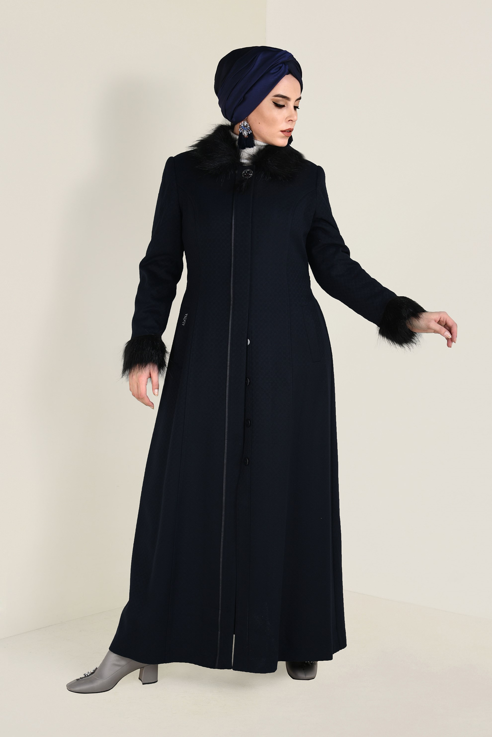 Vêtements hijab BLEU MARINE MANTEAU AVEC DÉTAILLÉS EN FOURRURE 9755