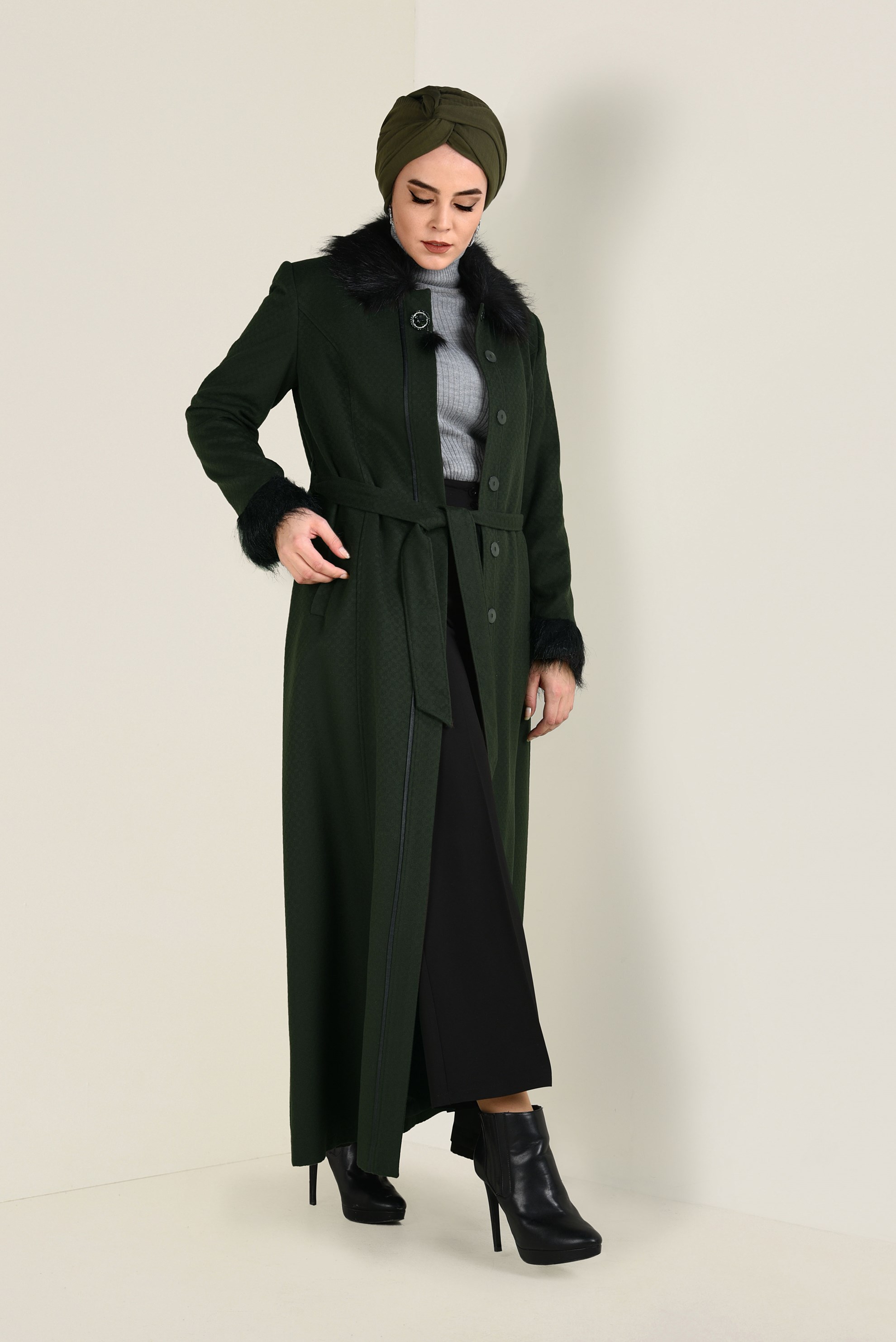 Tesettür giyim YEŞİL KÜRK DETAYLI KUŞAKLI MANTO 9755