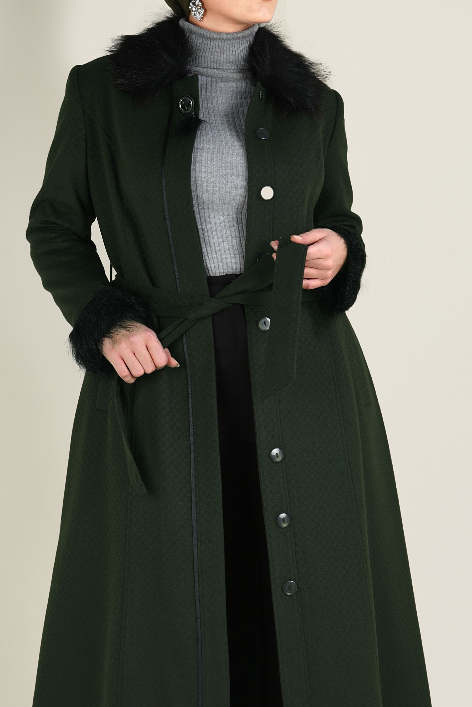 Tesettür giyim YEŞİL KÜRK DETAYLI KUŞAKLI MANTO 9755