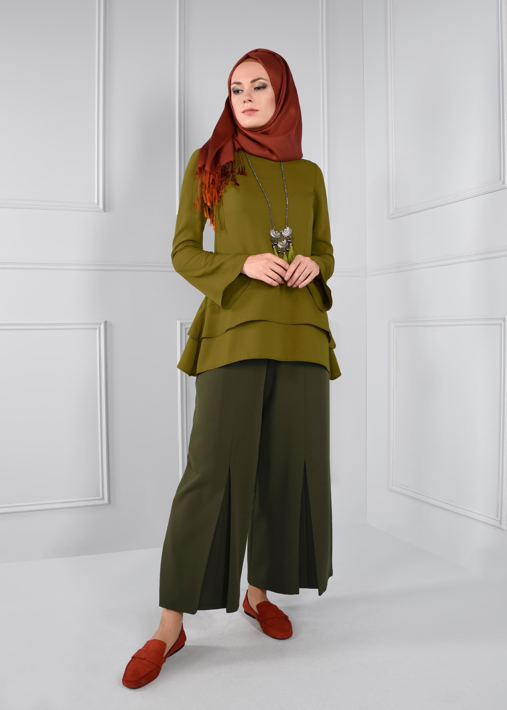 Tesettür giyim HAKİ GİZLİ YIRTMAÇ DETAYLI GENİŞ PAÇA SALAŞ PANTOLON 7221 