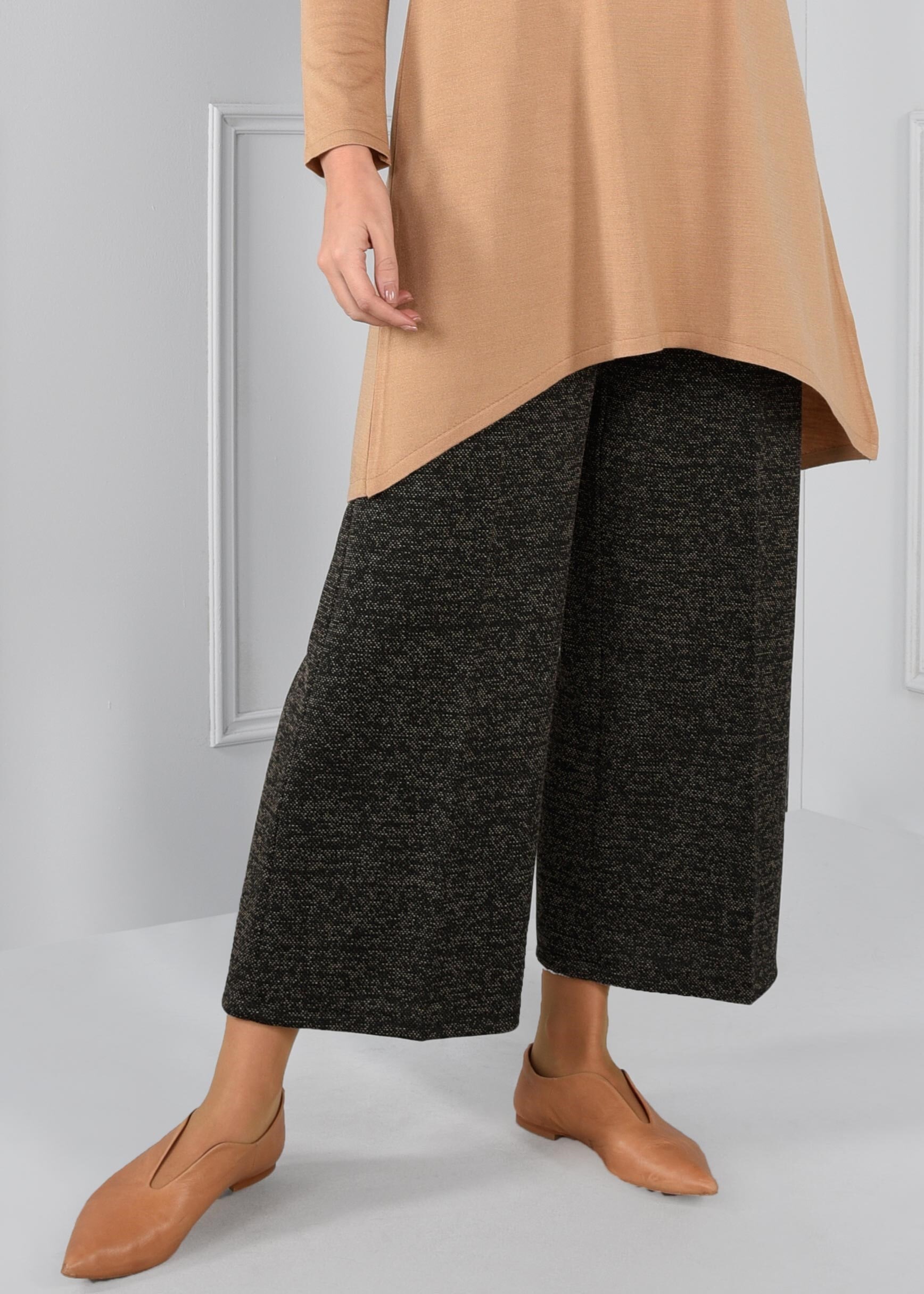 Tesettür giyim SİYAH DÜĞMELİ GENİŞ PAÇA KUMAŞ PANTOLON 7222