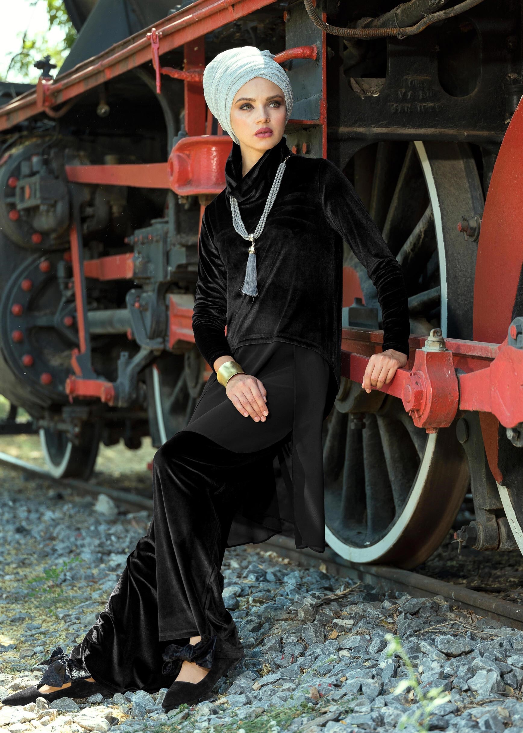 Tesettür giyim SİYAH GENİŞ KESİM KADİFE PANTOLON 7235