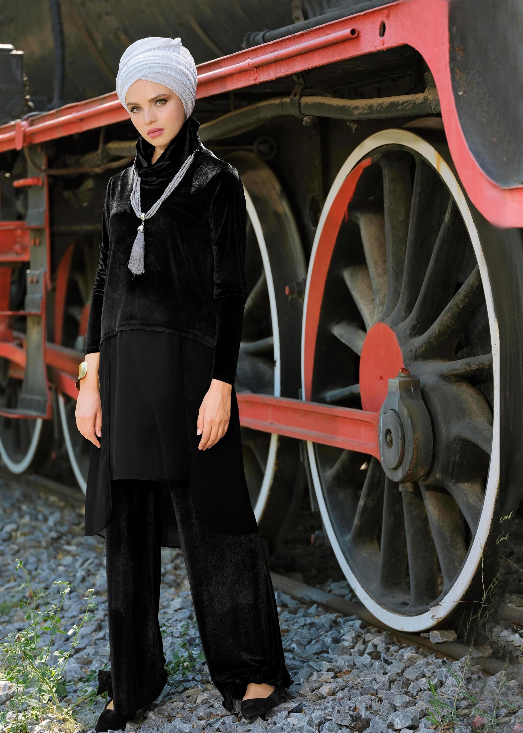 Tesettür giyim SİYAH GENİŞ KESİM KADİFE PANTOLON 7235