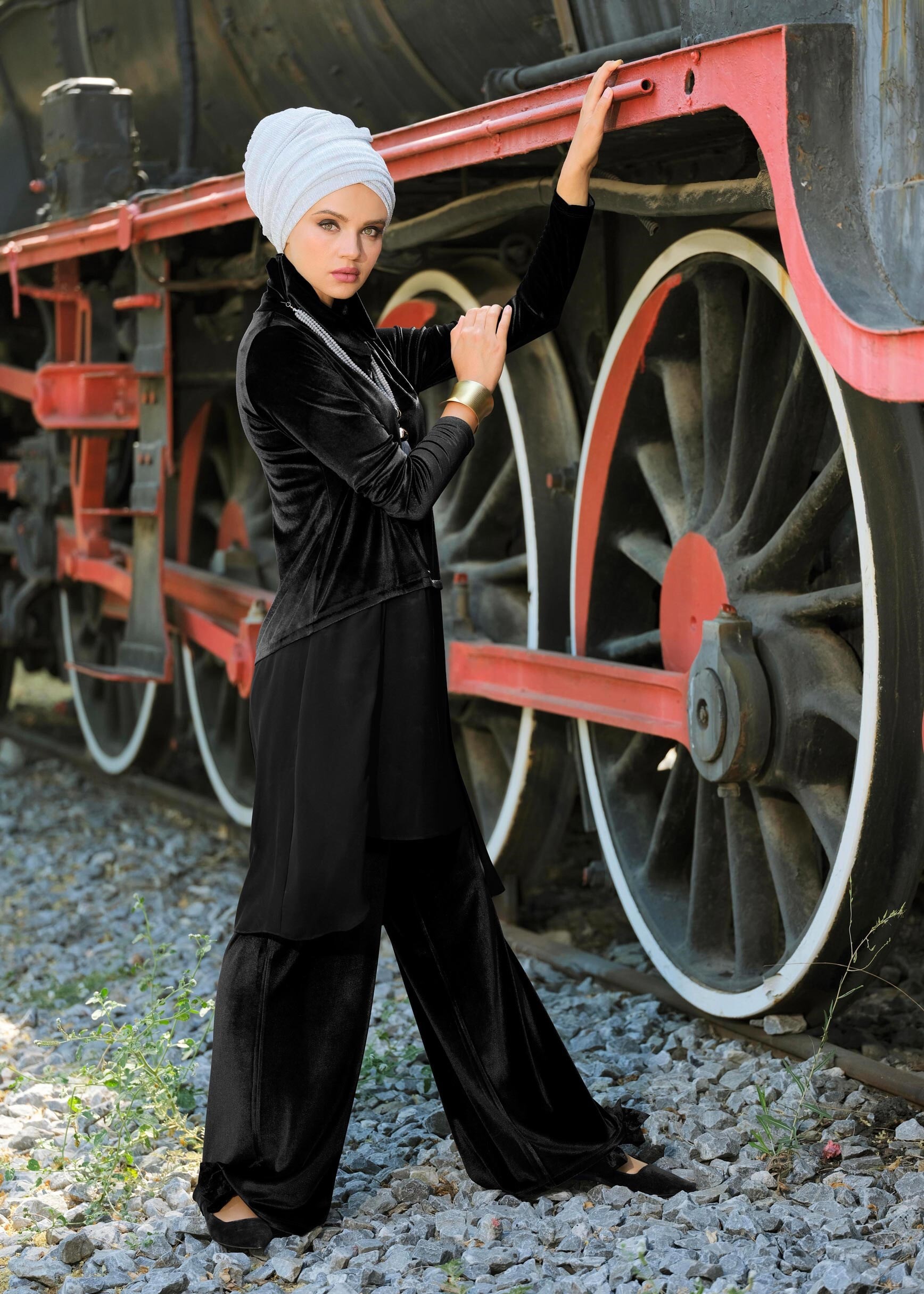 Tesettür giyim SİYAH GENİŞ KESİM KADİFE PANTOLON 7235