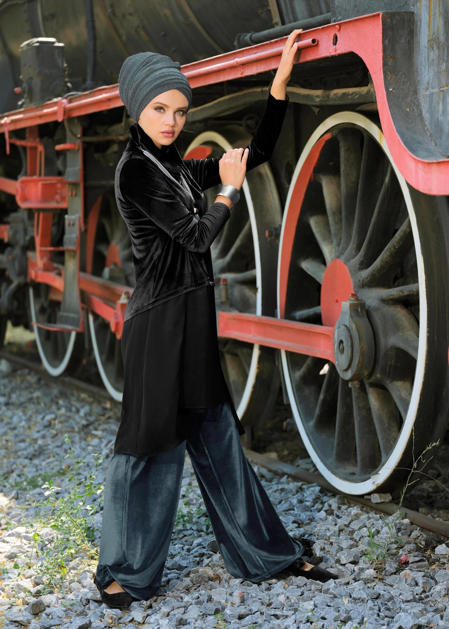 Tesettür giyim GRİ GENİŞ KESİM KADİFE PANTOLON 7235
