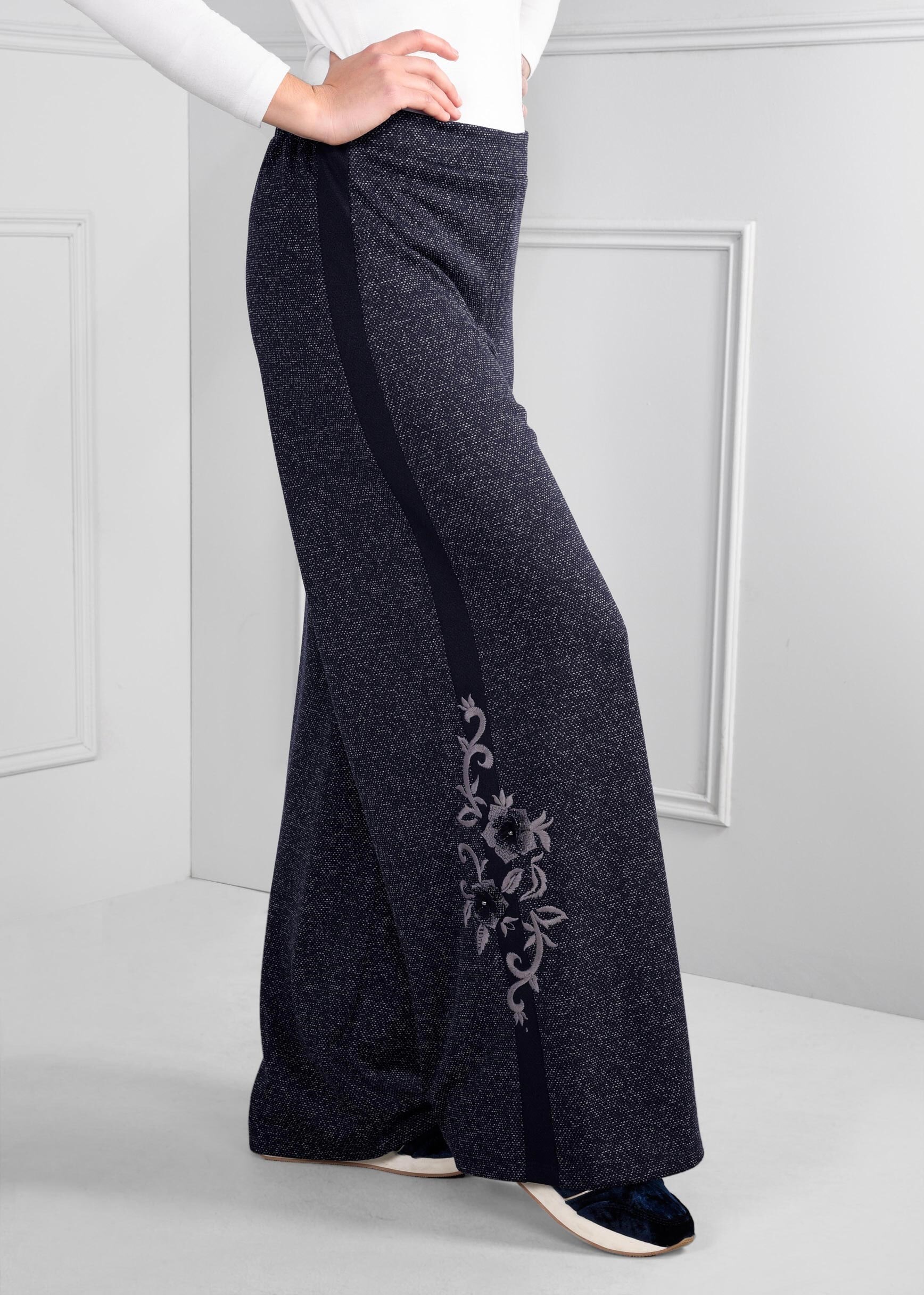 Tesettür giyim LACİVERT BELİ LASTİKLİ YANLARI ŞERİTLİ NAKIŞ İŞLEMELİ GENİŞ KESİM PANTOLON 7239