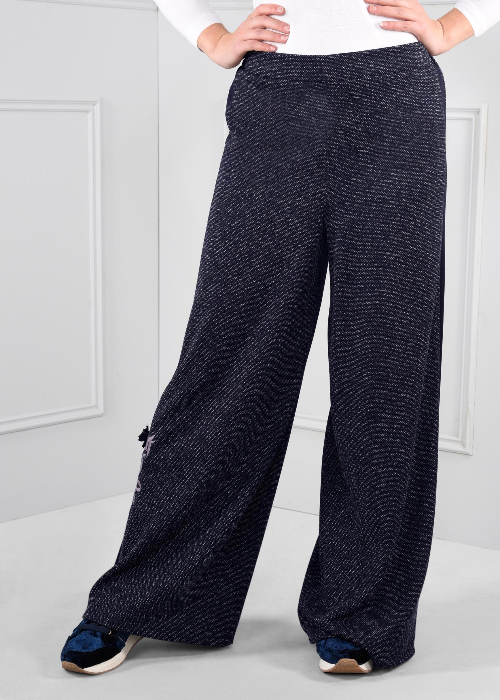 Tesettür giyim LACİVERT BELİ LASTİKLİ YANLARI ŞERİTLİ NAKIŞ İŞLEMELİ GENİŞ KESİM PANTOLON 7239